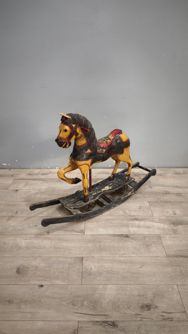 93051 Cavallo a dondolo vintage in legno