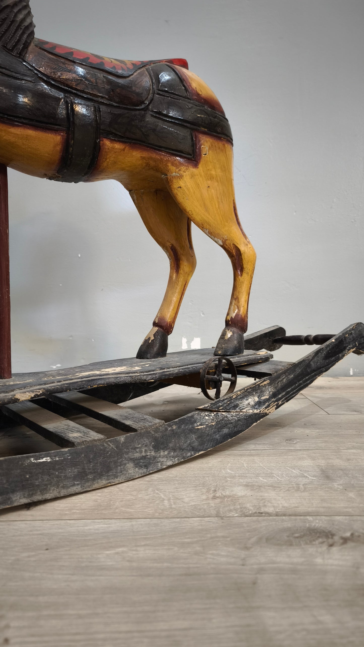 93051 Cavallo a dondolo vintage in legno