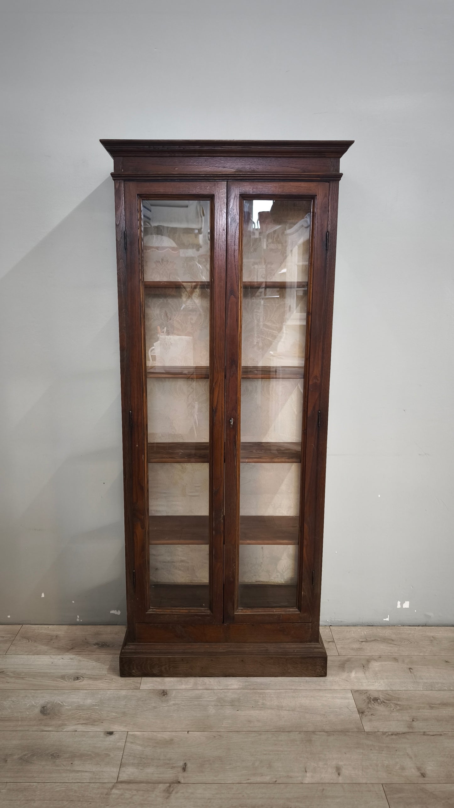 93050 Vetrina due sportelli in legno
