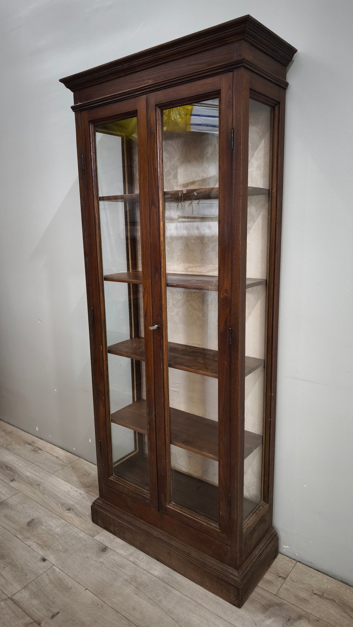 93050 Vetrina due sportelli in legno