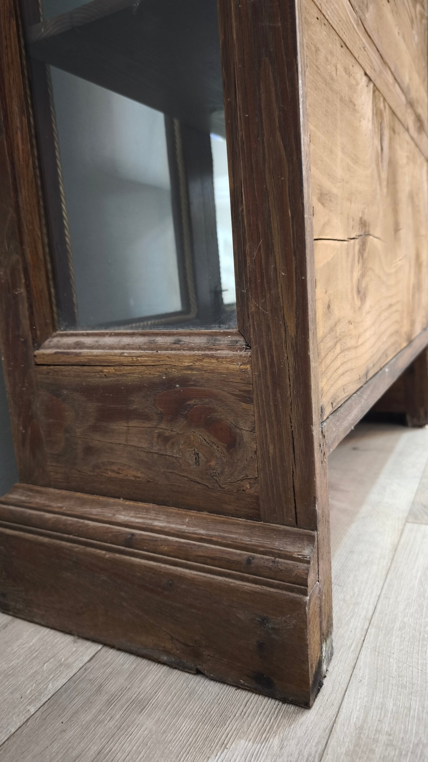 93050 Vetrina due sportelli in legno