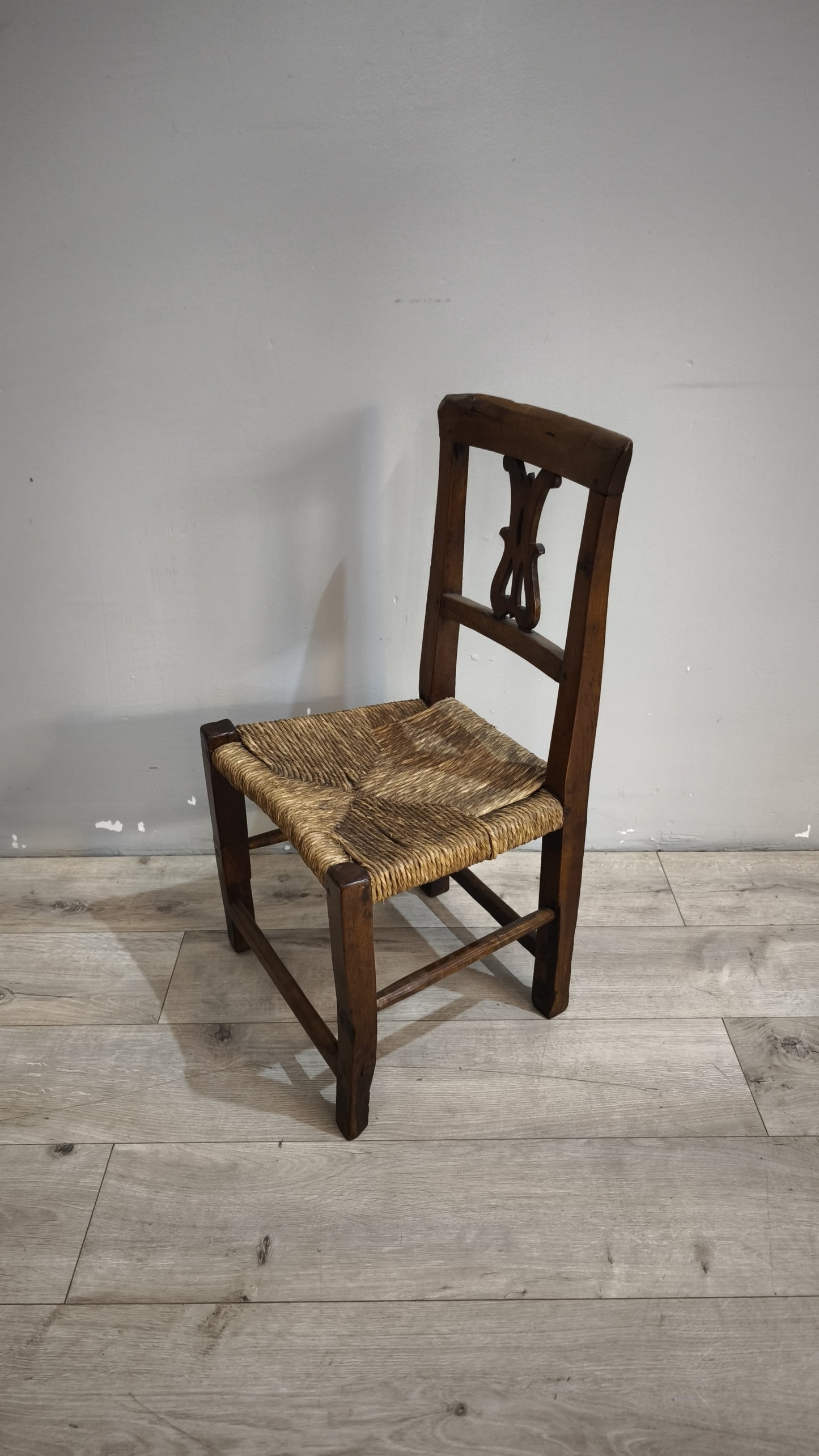 93107 Sedia singola in legno e seduta in paglia