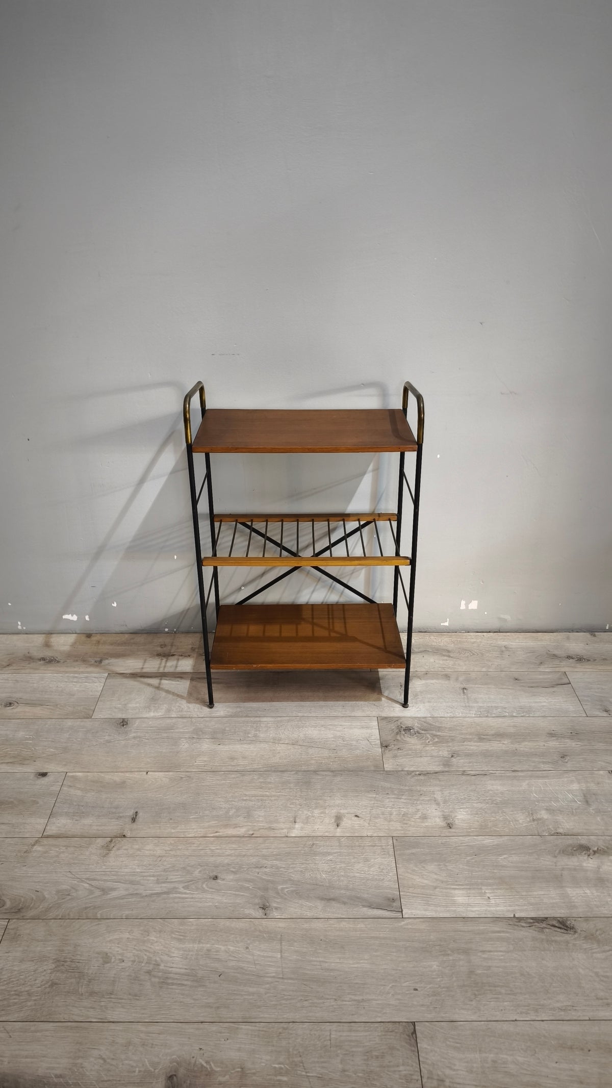 93106 Piccola libreria stile nordico in metallo e formica anni '60