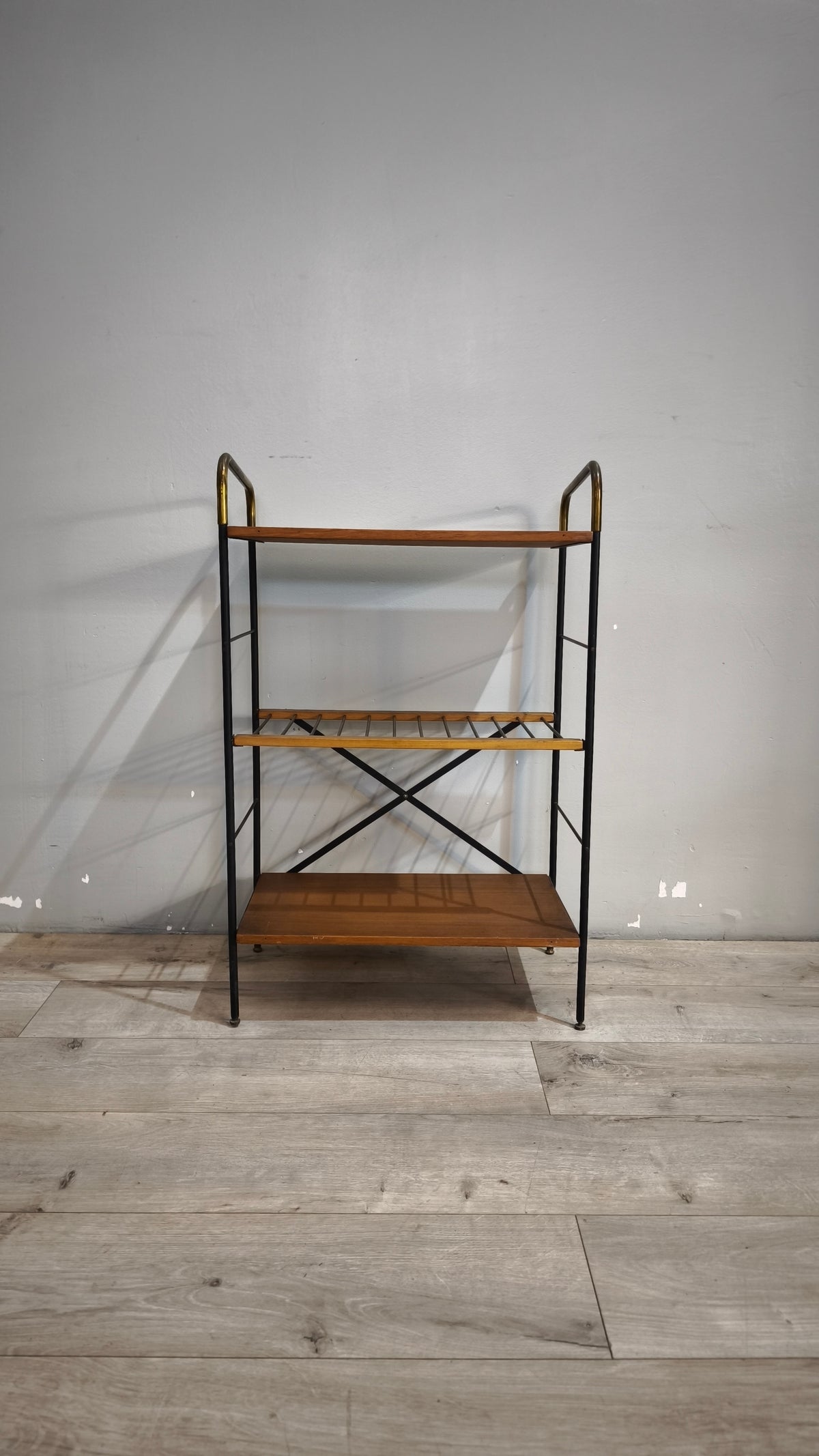93106 Piccola libreria stile nordico in metallo e formica anni '60