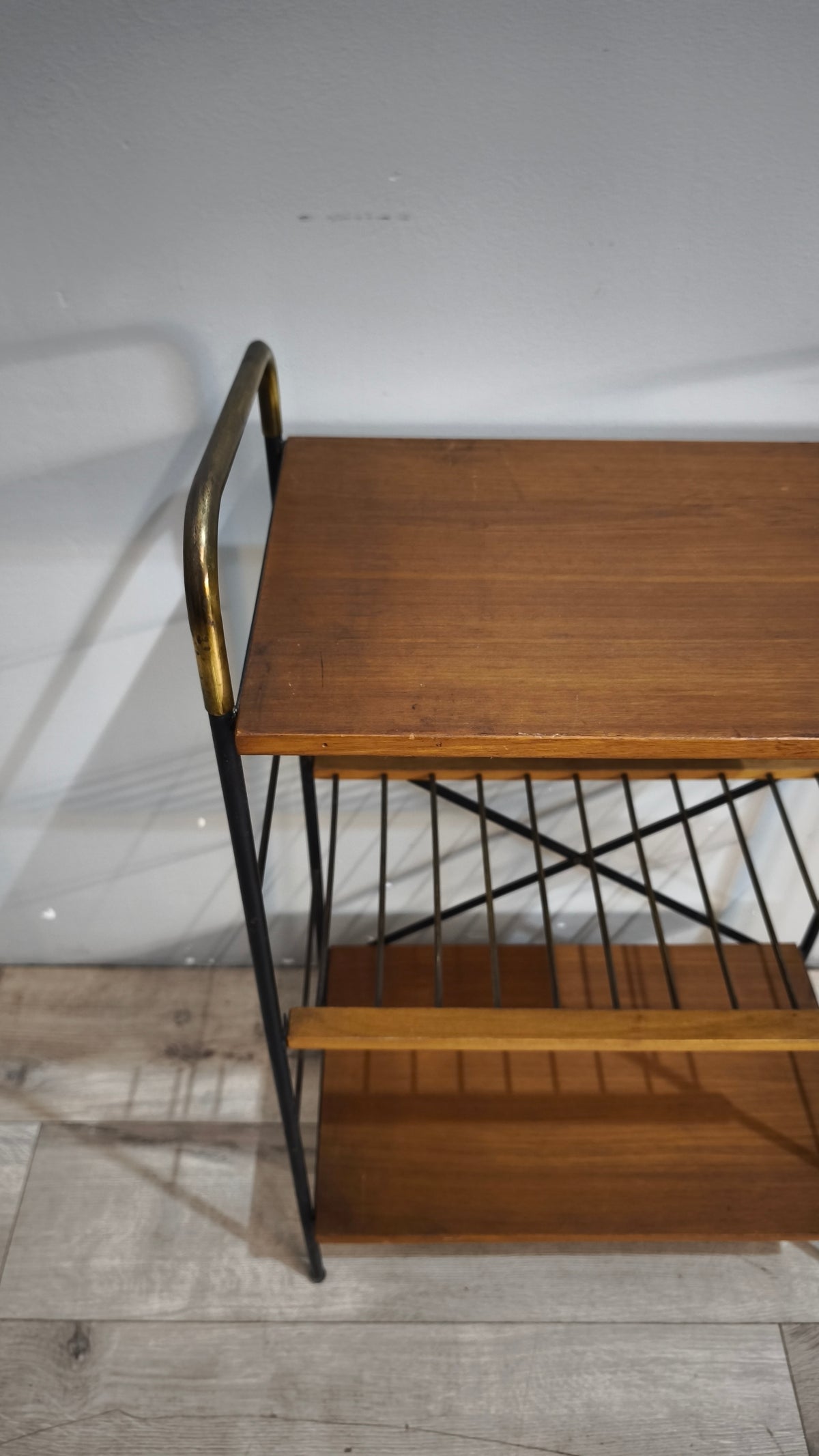 93106 Piccola libreria stile nordico in metallo e formica anni '60