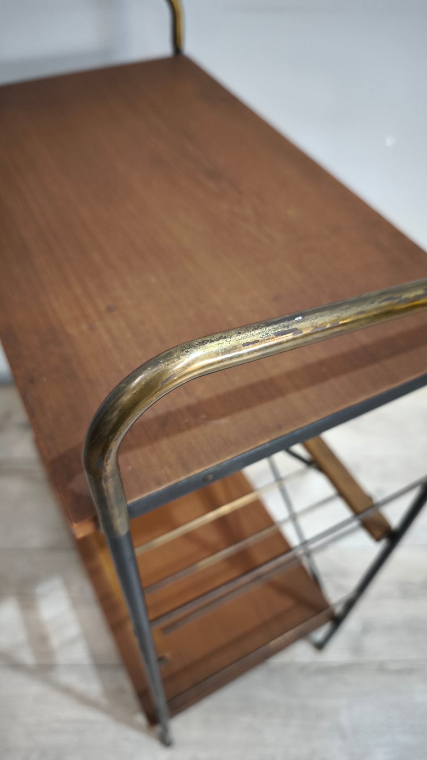 93106 Piccola libreria stile nordico in metallo e formica anni '60