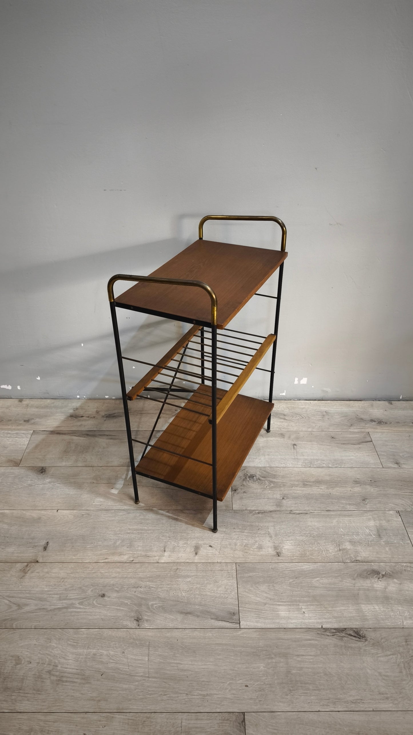 93106 Piccola libreria stile nordico in metallo e formica anni '60