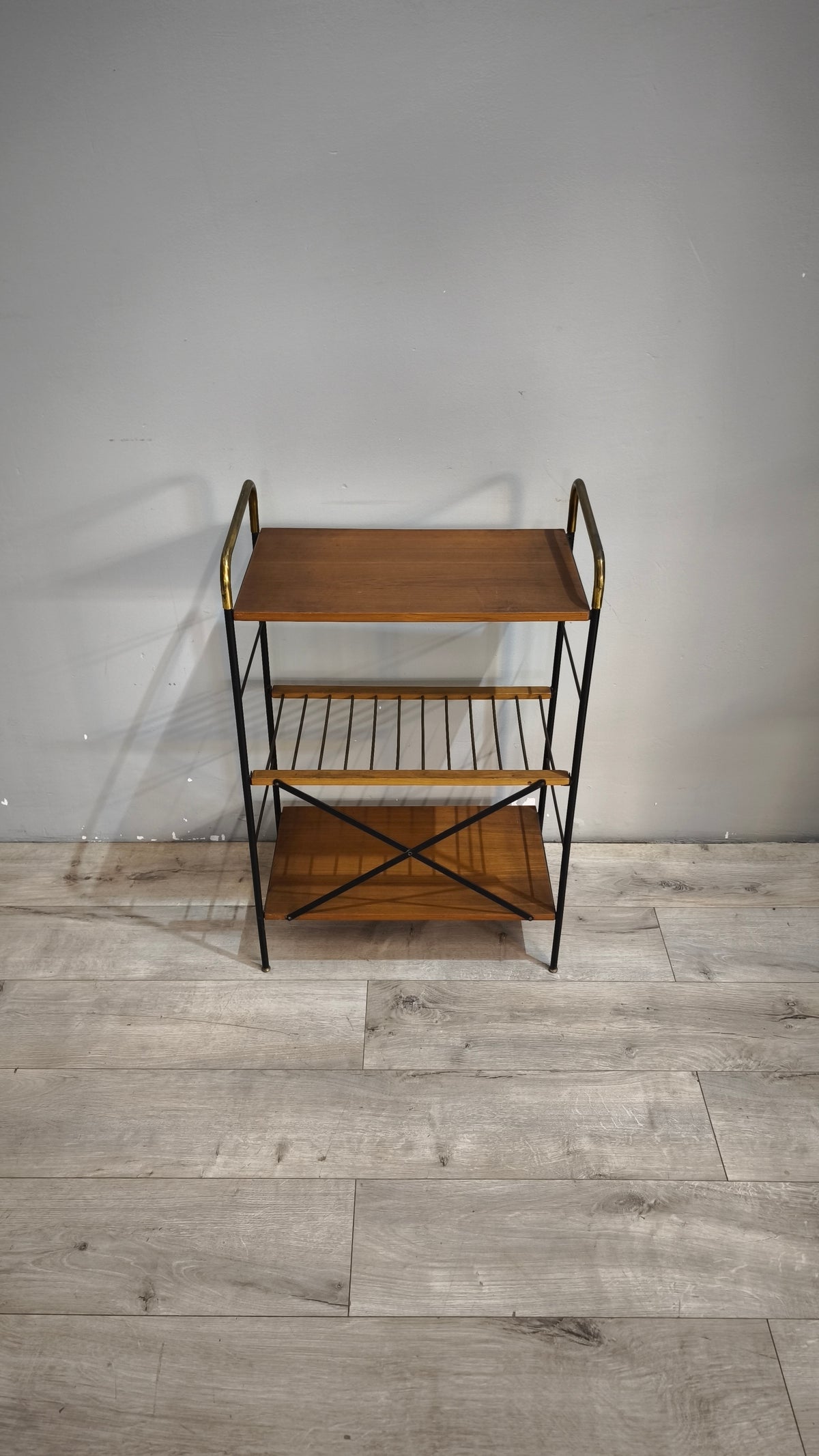 93106 Piccola libreria stile nordico in metallo e formica anni '60