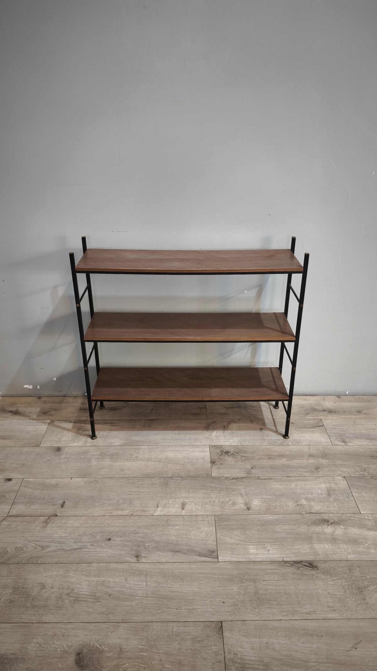 93105 Libreria stile nordico tre ripiani in metallo e formica