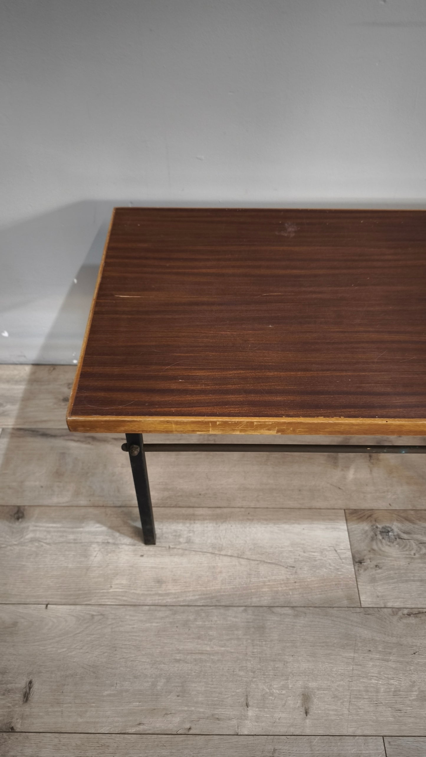 93103 Tavolino anni '60 con base in ferro