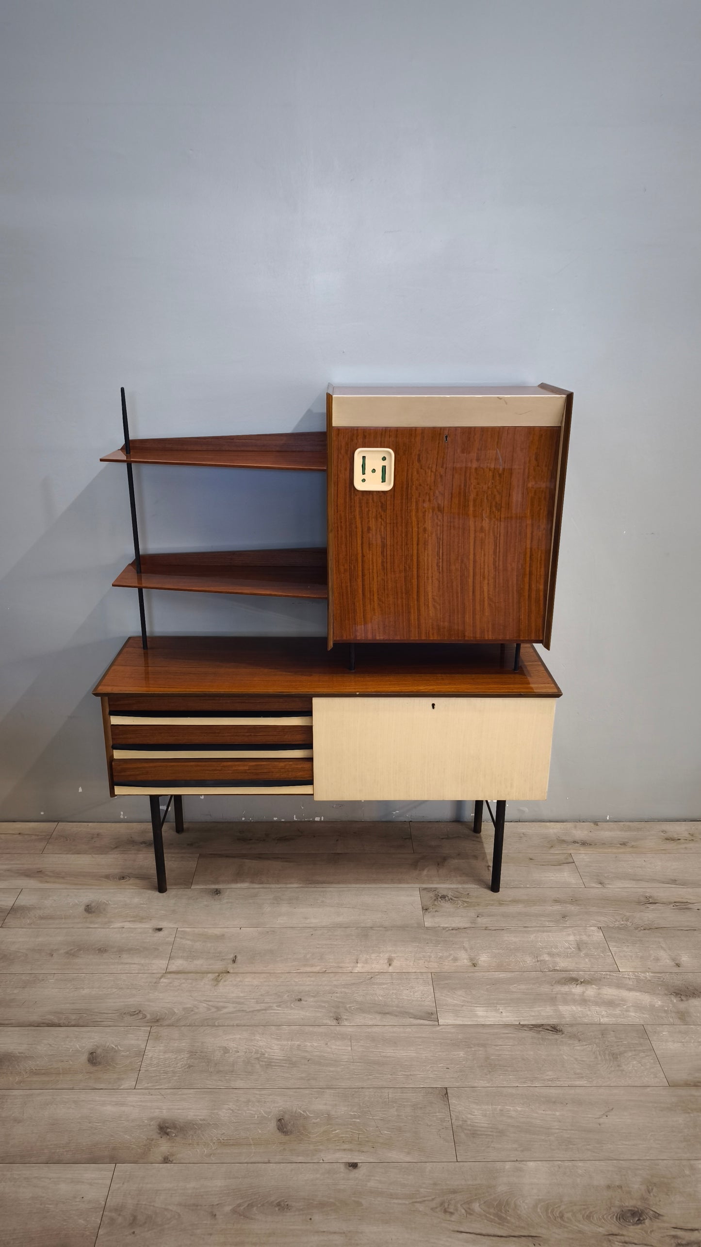 93123 Credenza anni '60 con libreria sfalzata