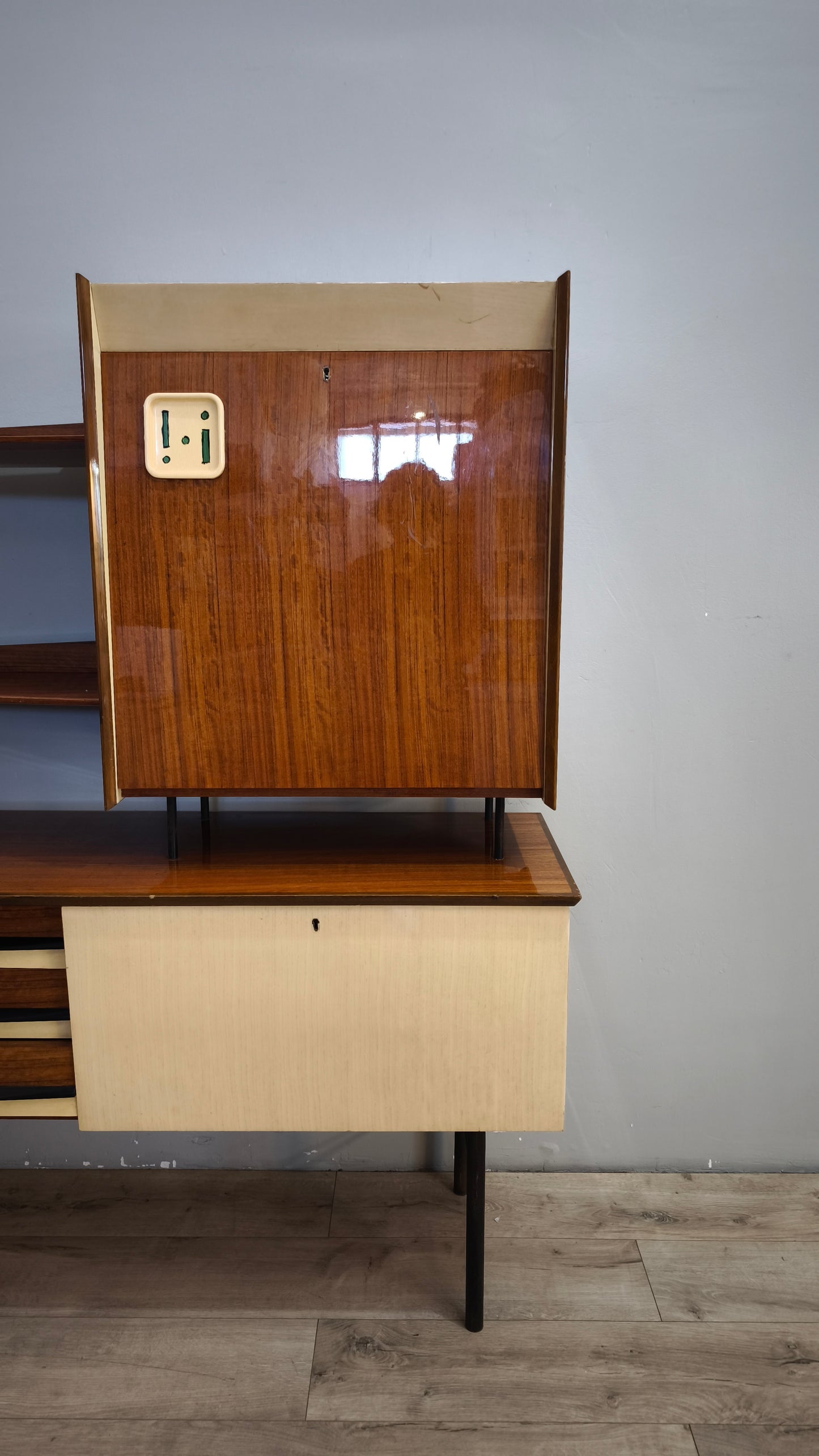 93123 Credenza anni '60 con libreria sfalzata