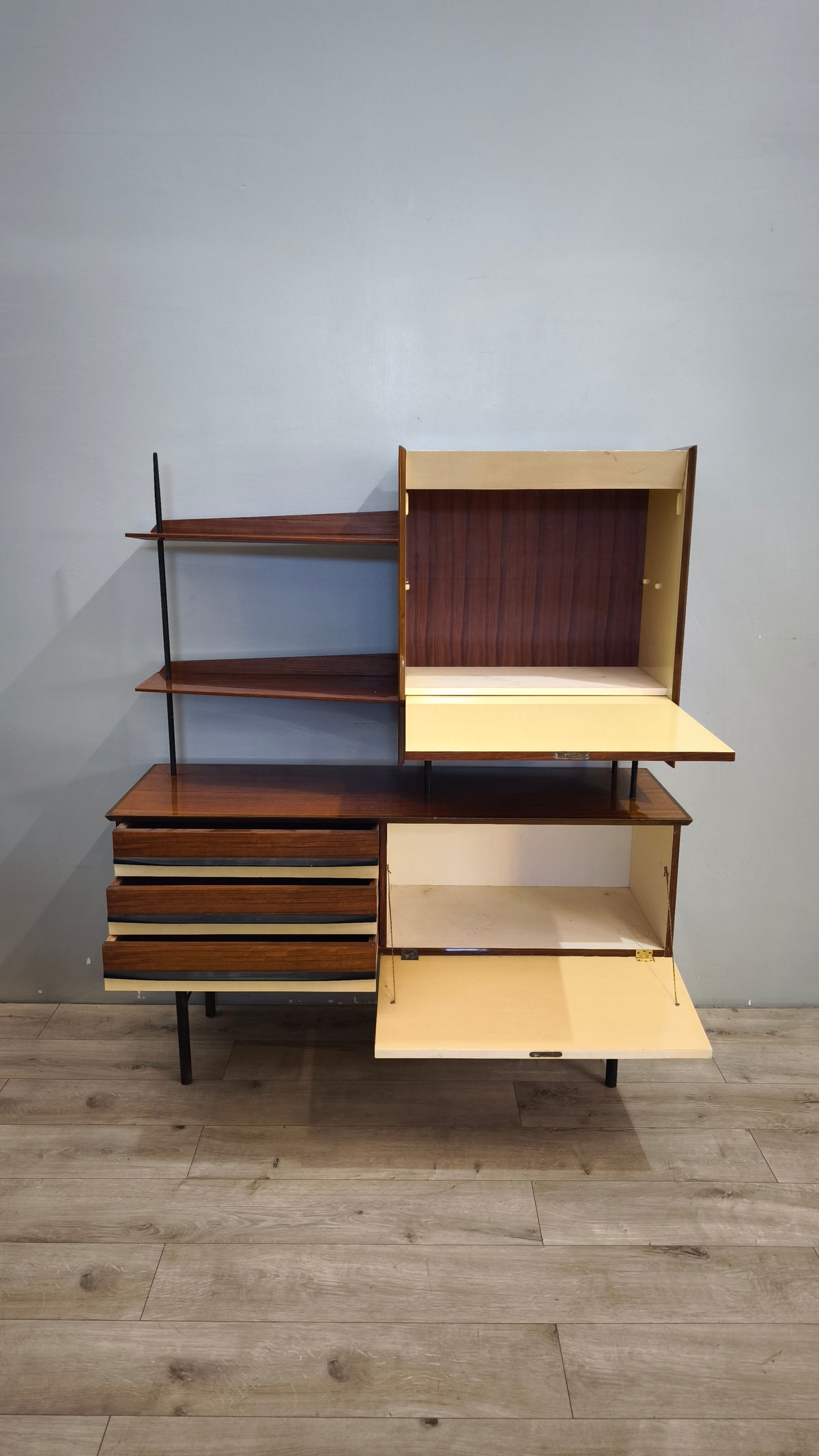 93123 Credenza anni '60 con libreria sfalzata