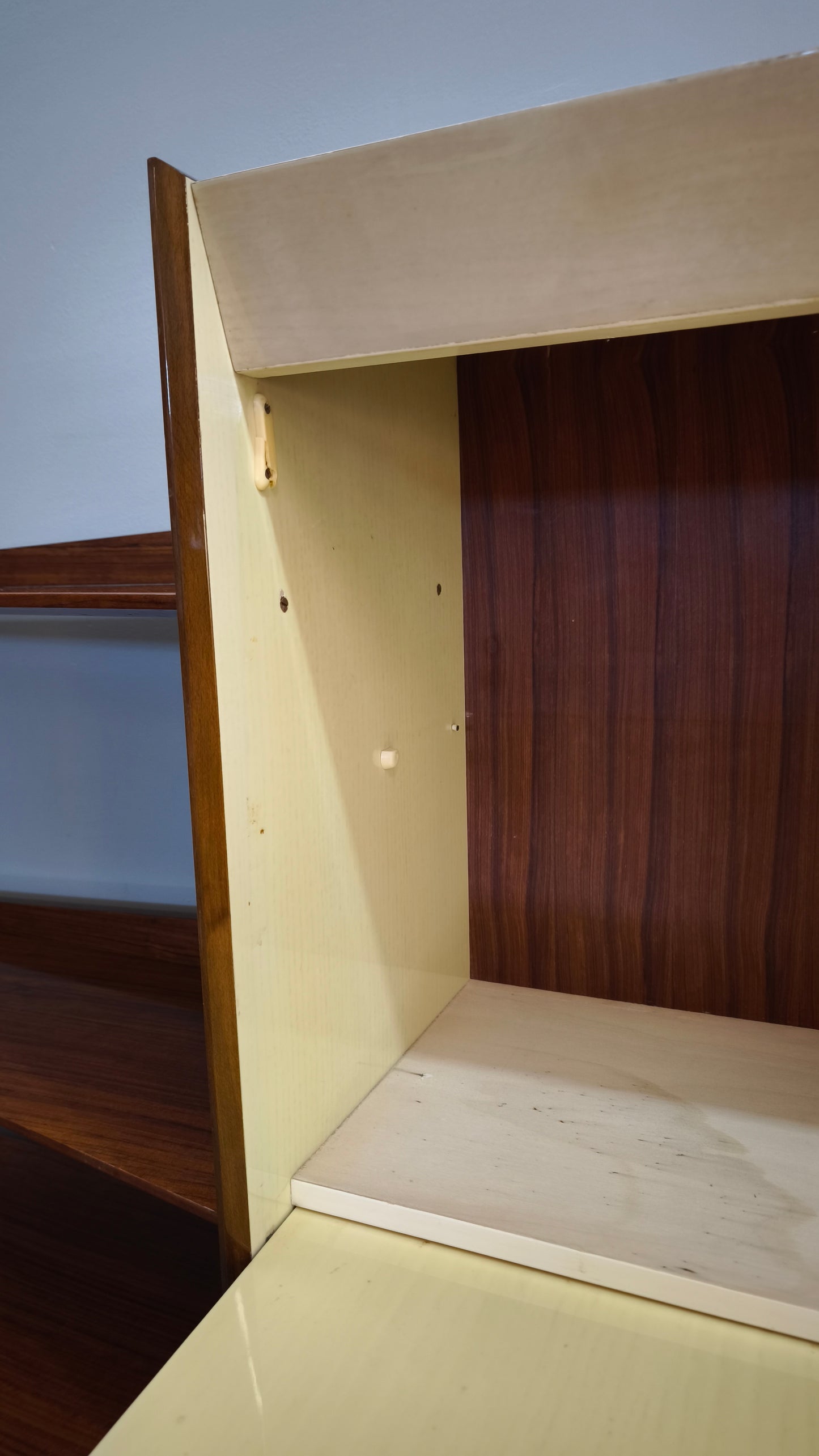 93123 Credenza anni '60 con libreria sfalzata