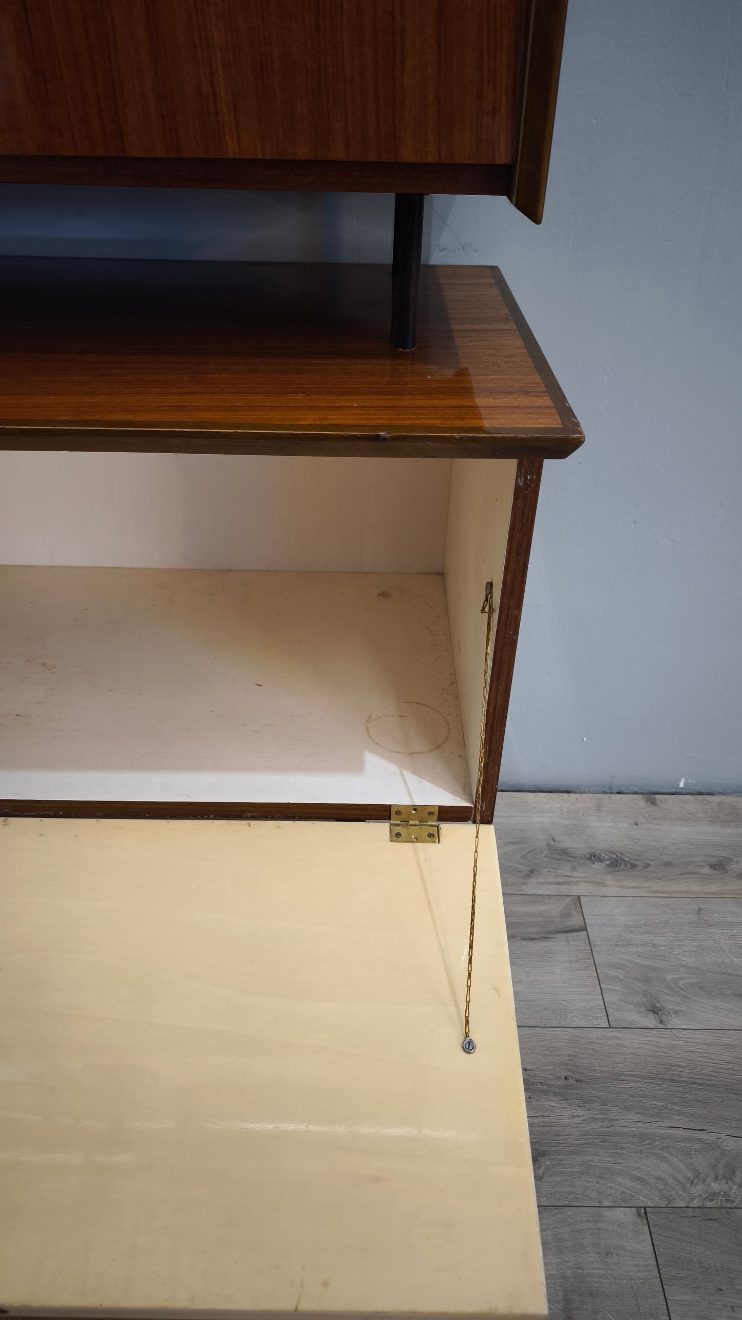 93123 Credenza anni '60 con libreria sfalzata