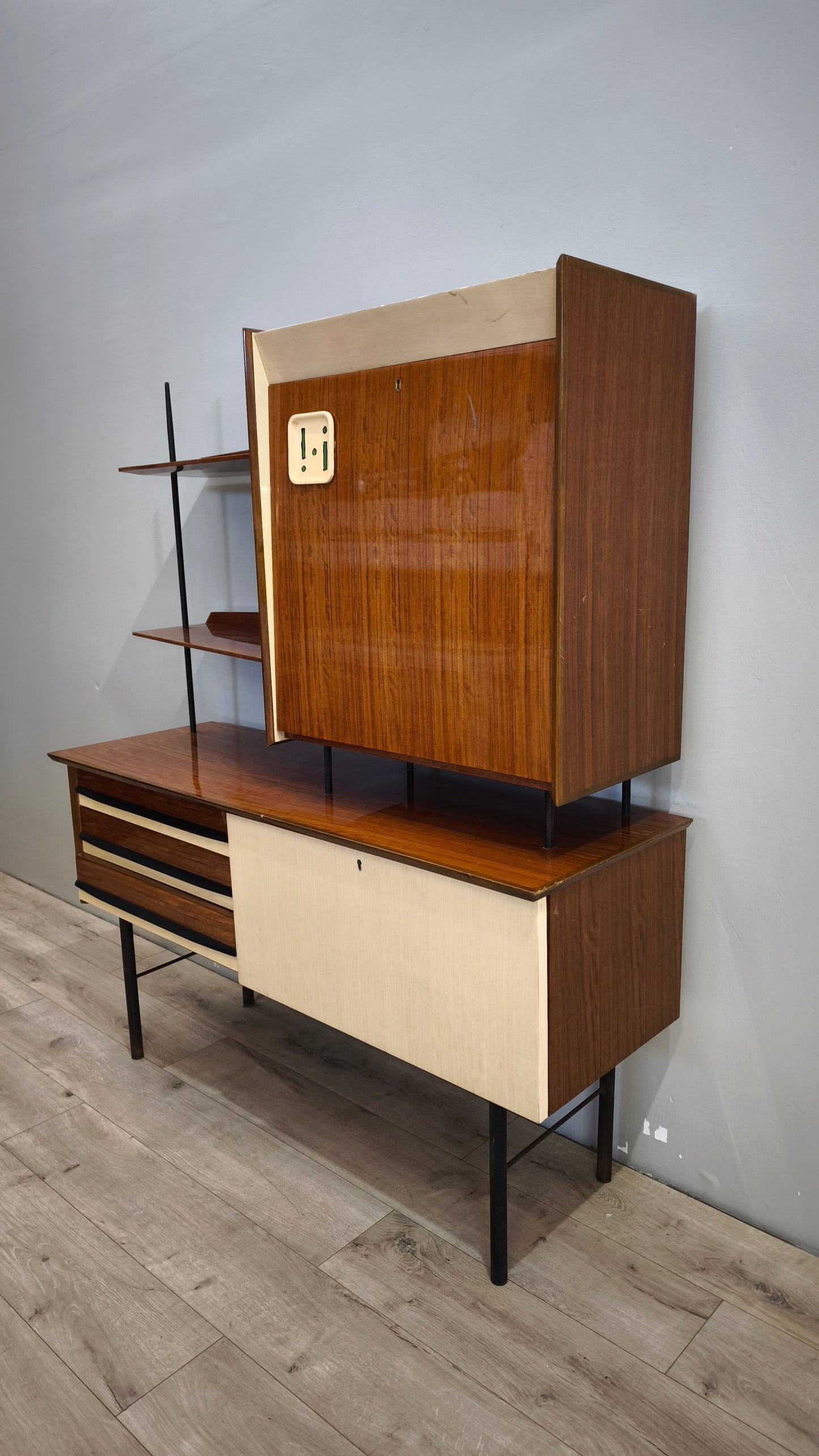93123 Credenza anni '60 con libreria sfalzata