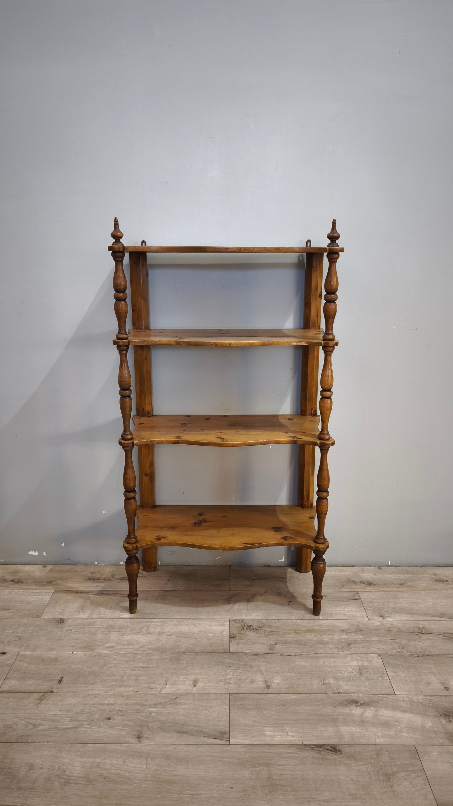 93124 Étagère in legno massello con quattro ripiani