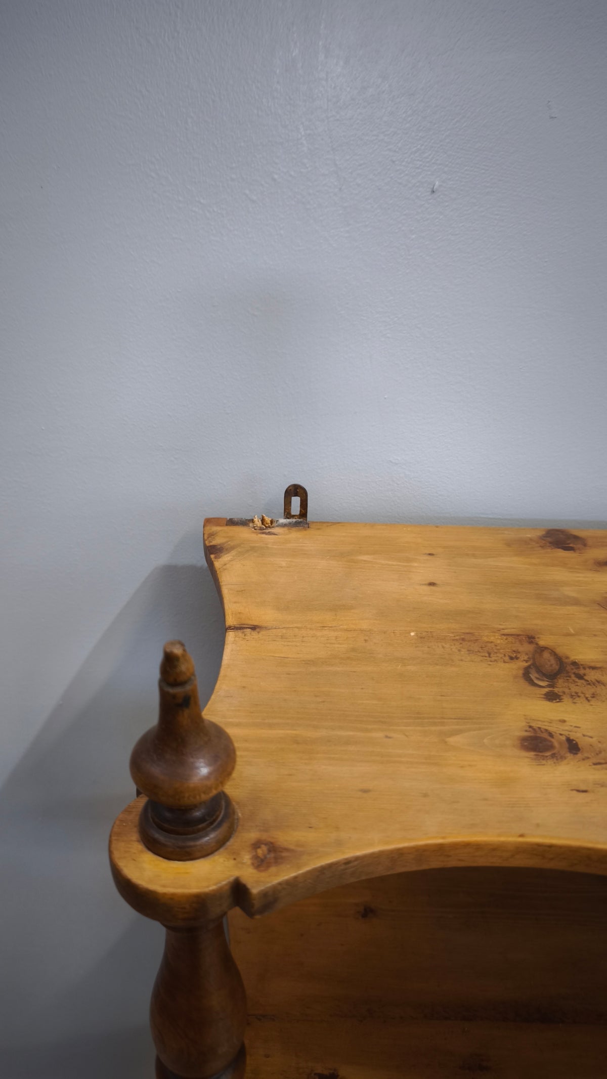 93124 Étagère in legno massello con quattro ripiani