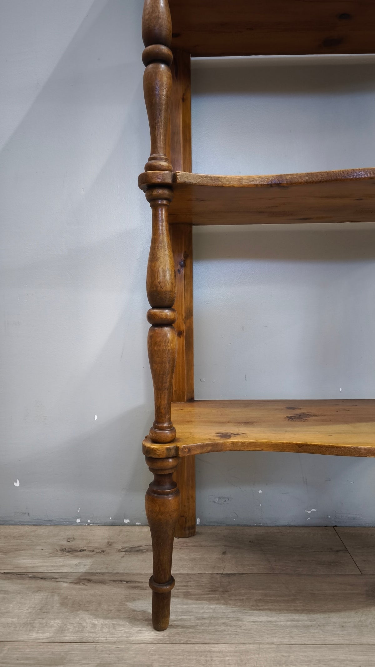 93124 Étagère in legno massello con quattro ripiani