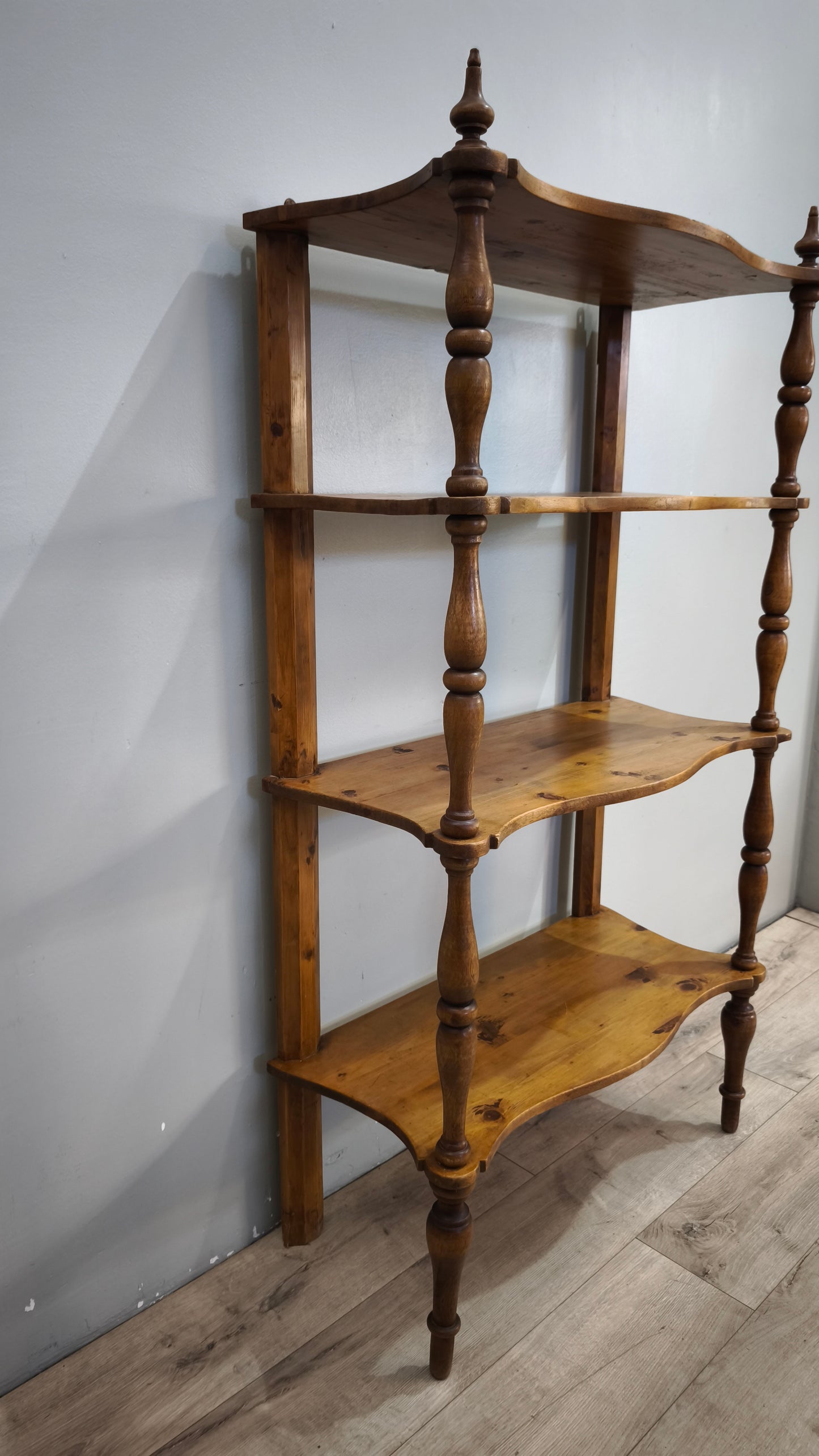 93124 Étagère in legno massello con quattro ripiani