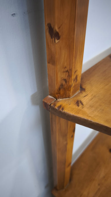 93124 Étagère in legno massello con quattro ripiani