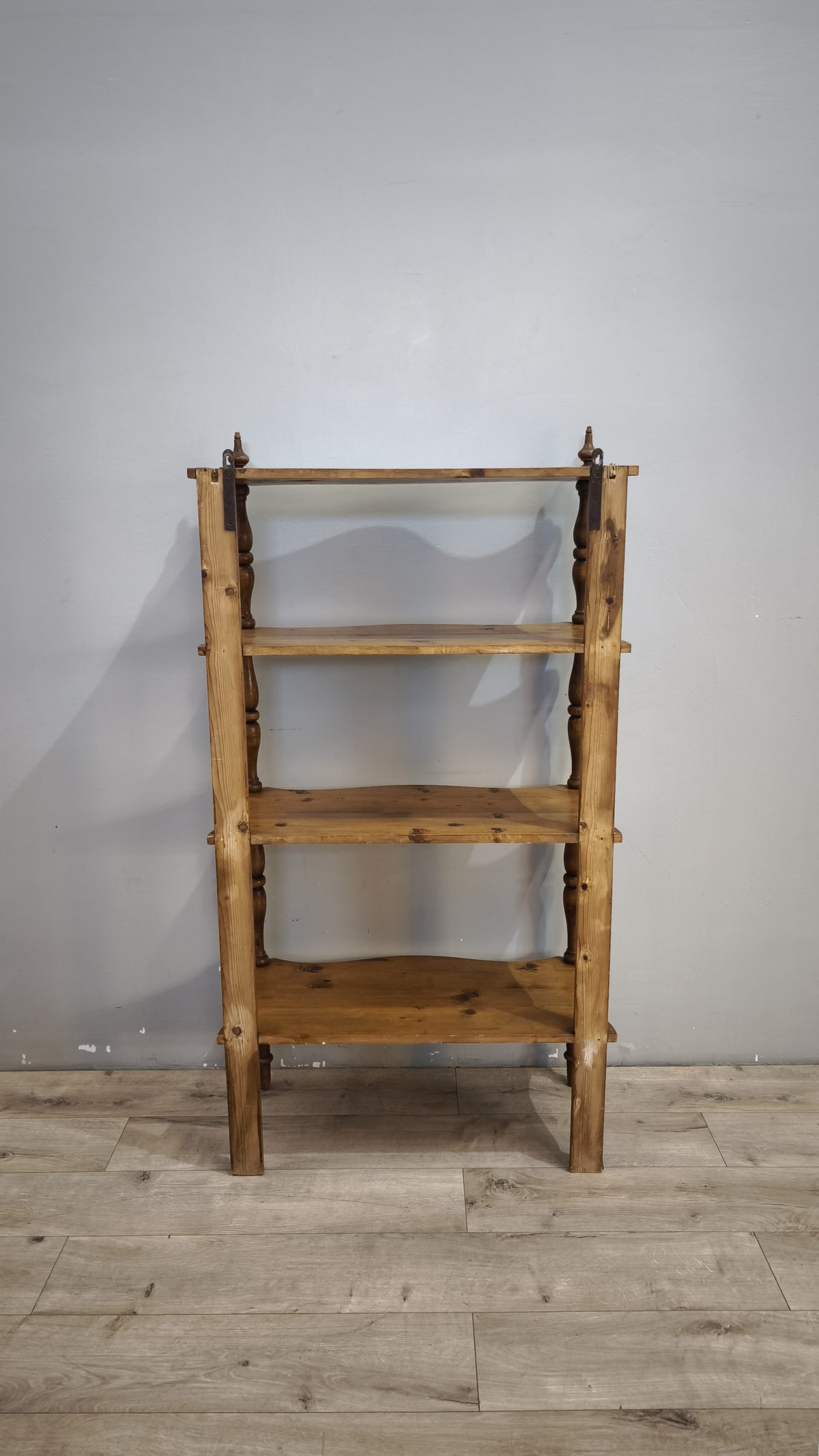 93124 Étagère in legno massello con quattro ripiani