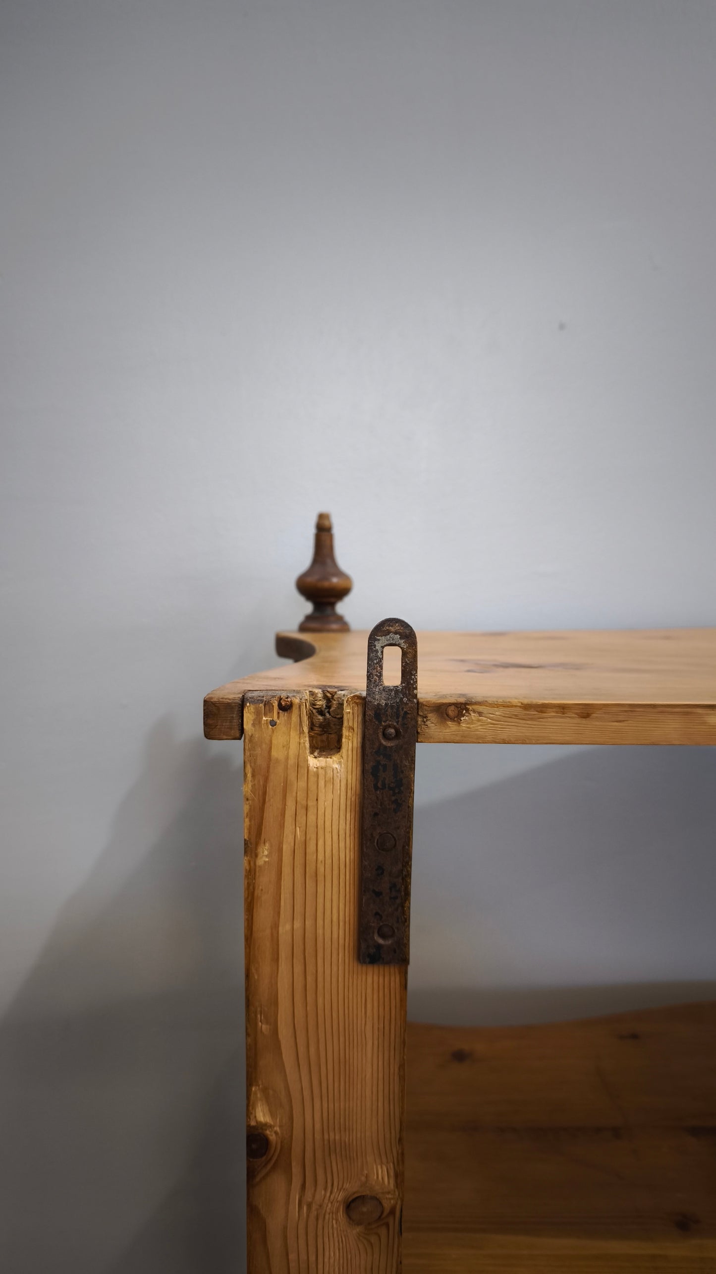 93124 Étagère in legno massello con quattro ripiani