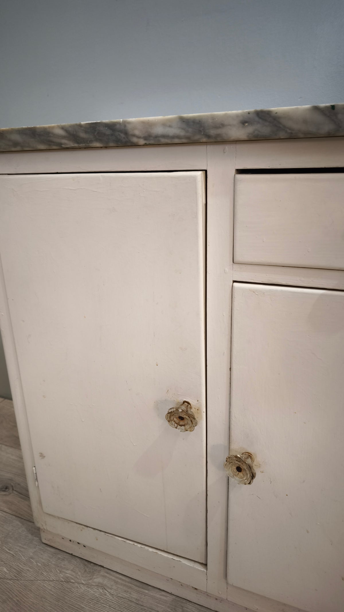 93126 Credenzina anni'50 dipinta bianca con piano in marmo