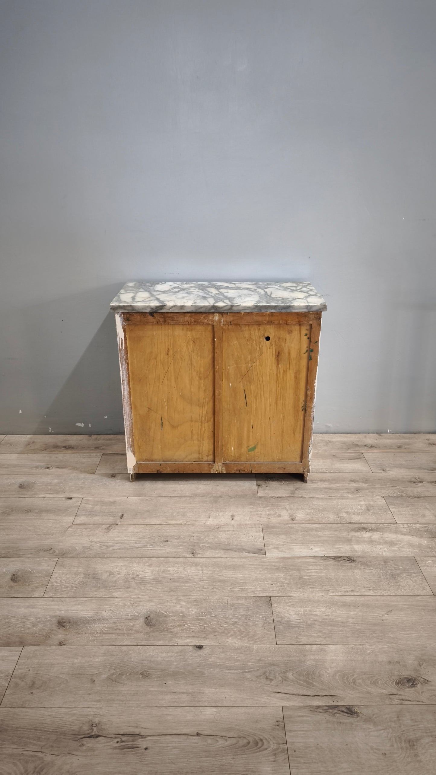 93126 Credenzina anni'50 dipinta bianca con piano in marmo