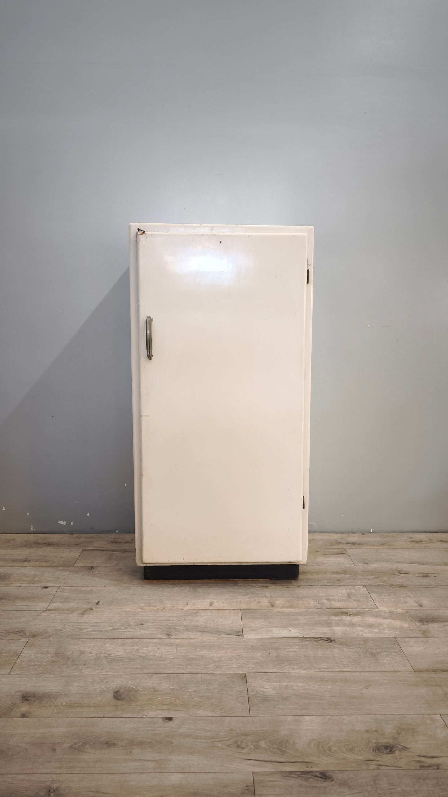 93128 Credenza anni '50 dipinta bianca con uno sportello