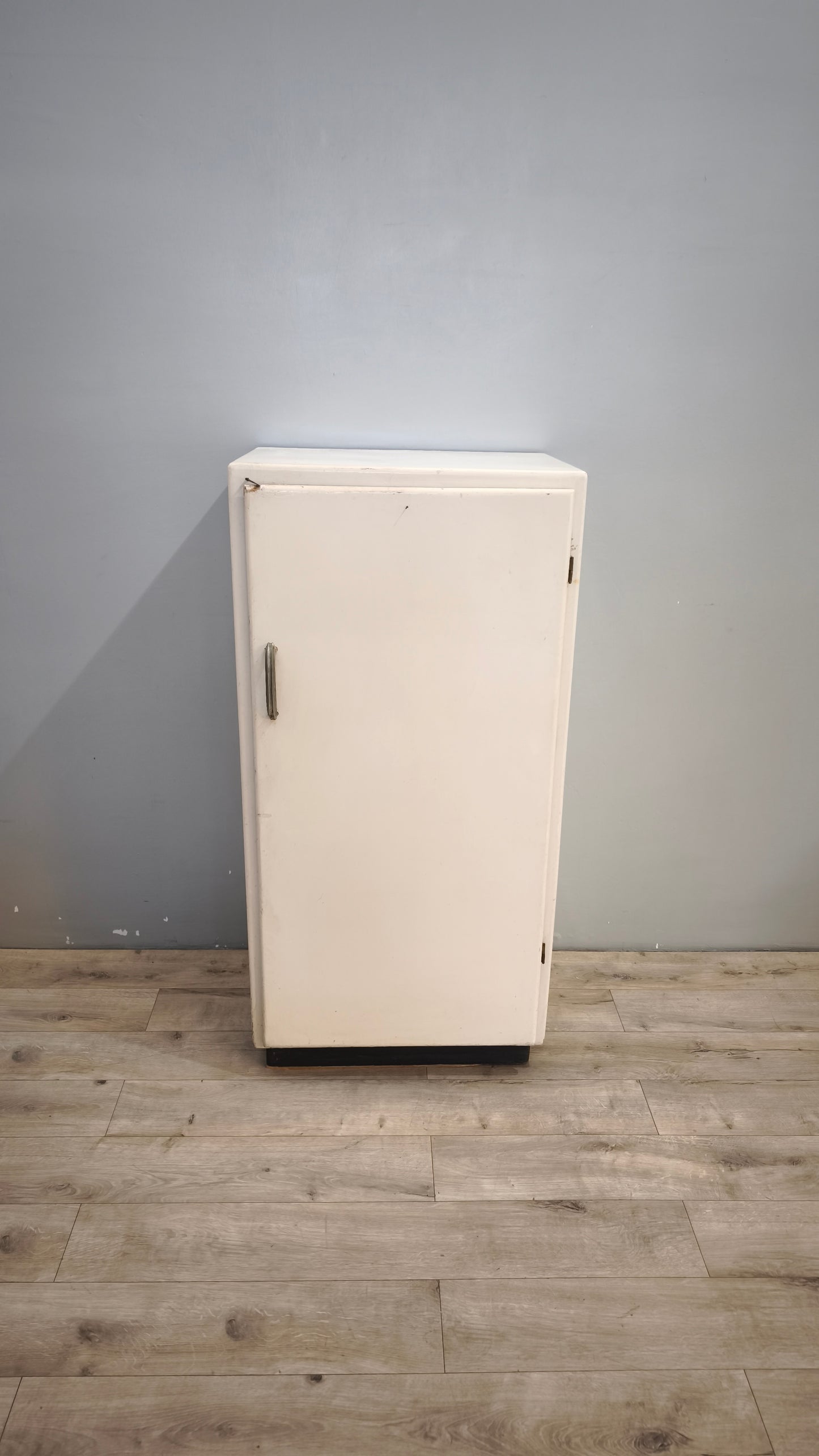 93128 Credenza anni '50 dipinta bianca con uno sportello