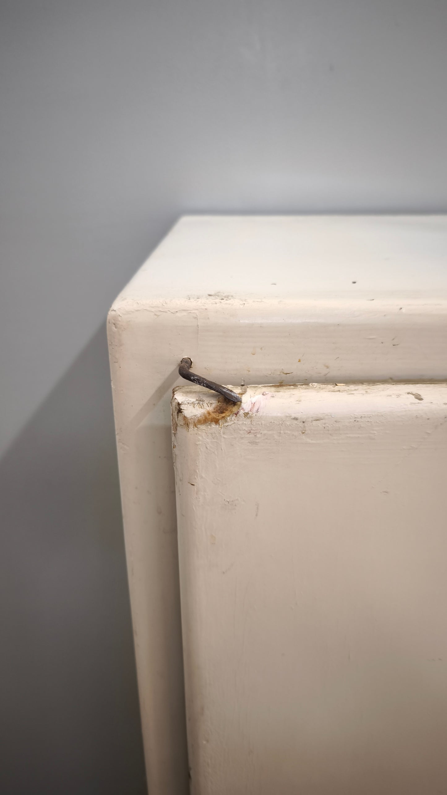93128 Credenza anni '50 dipinta bianca con uno sportello
