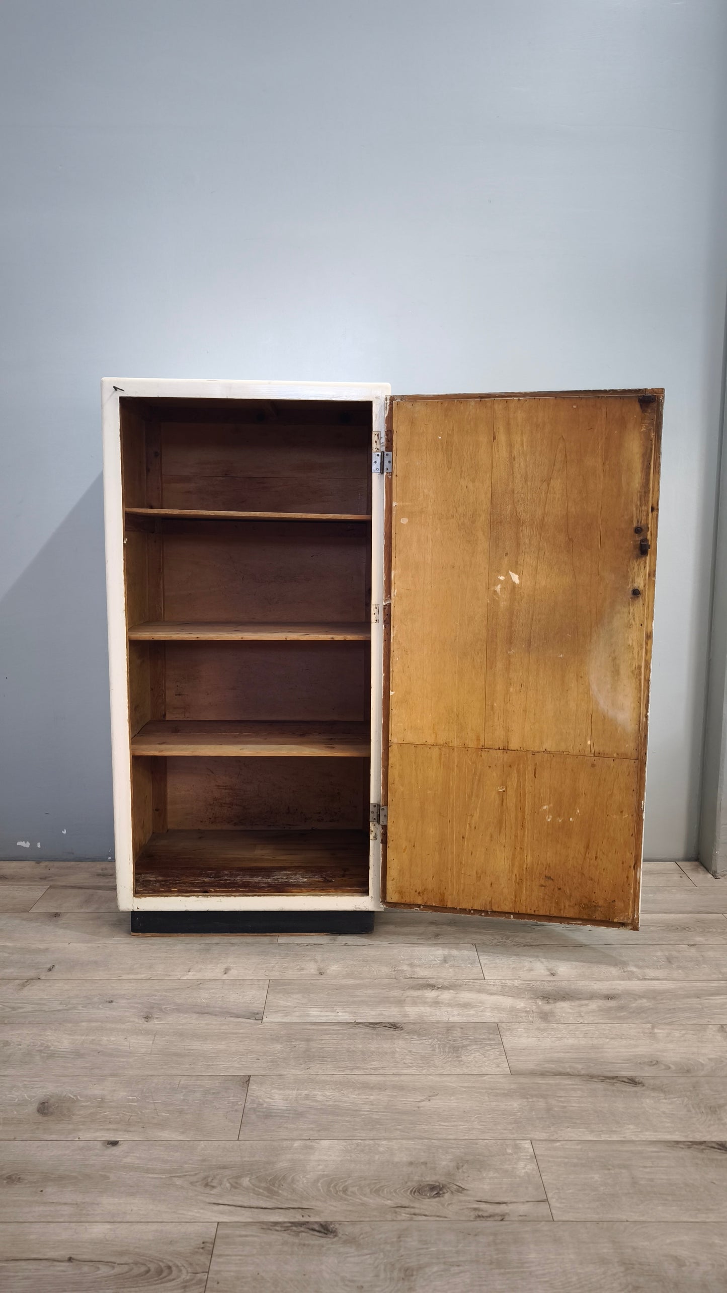 93128 Credenza anni '50 dipinta bianca con uno sportello