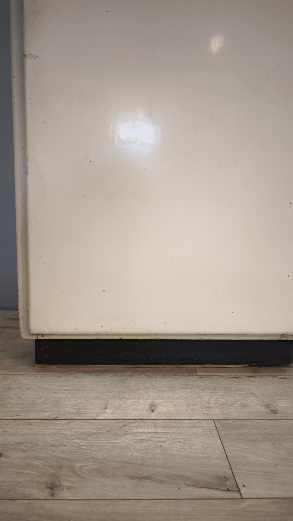 93128 Credenza anni '50 dipinta bianca con uno sportello