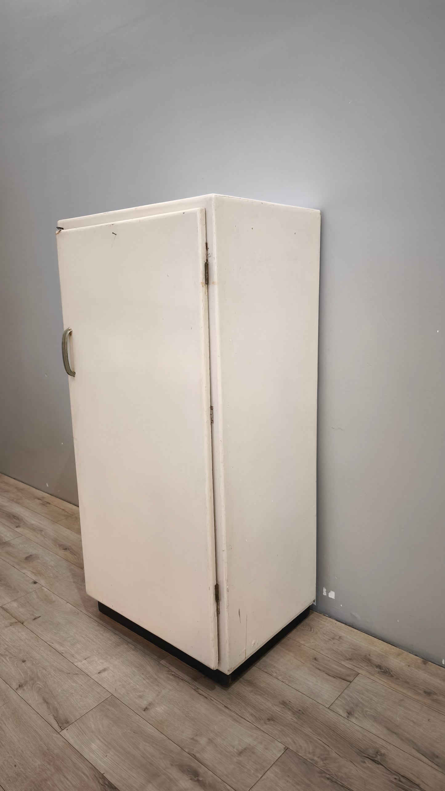 93128 Credenza anni '50 dipinta bianca con uno sportello