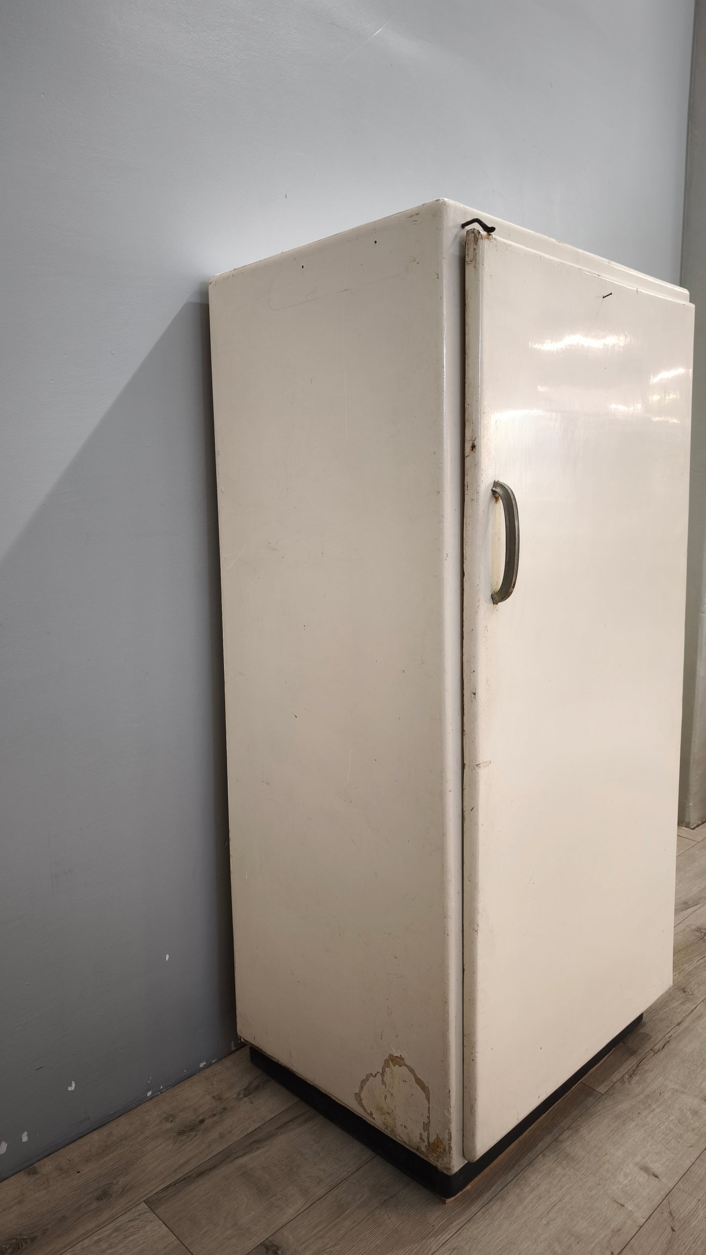 93128 Credenza anni '50 dipinta bianca con uno sportello
