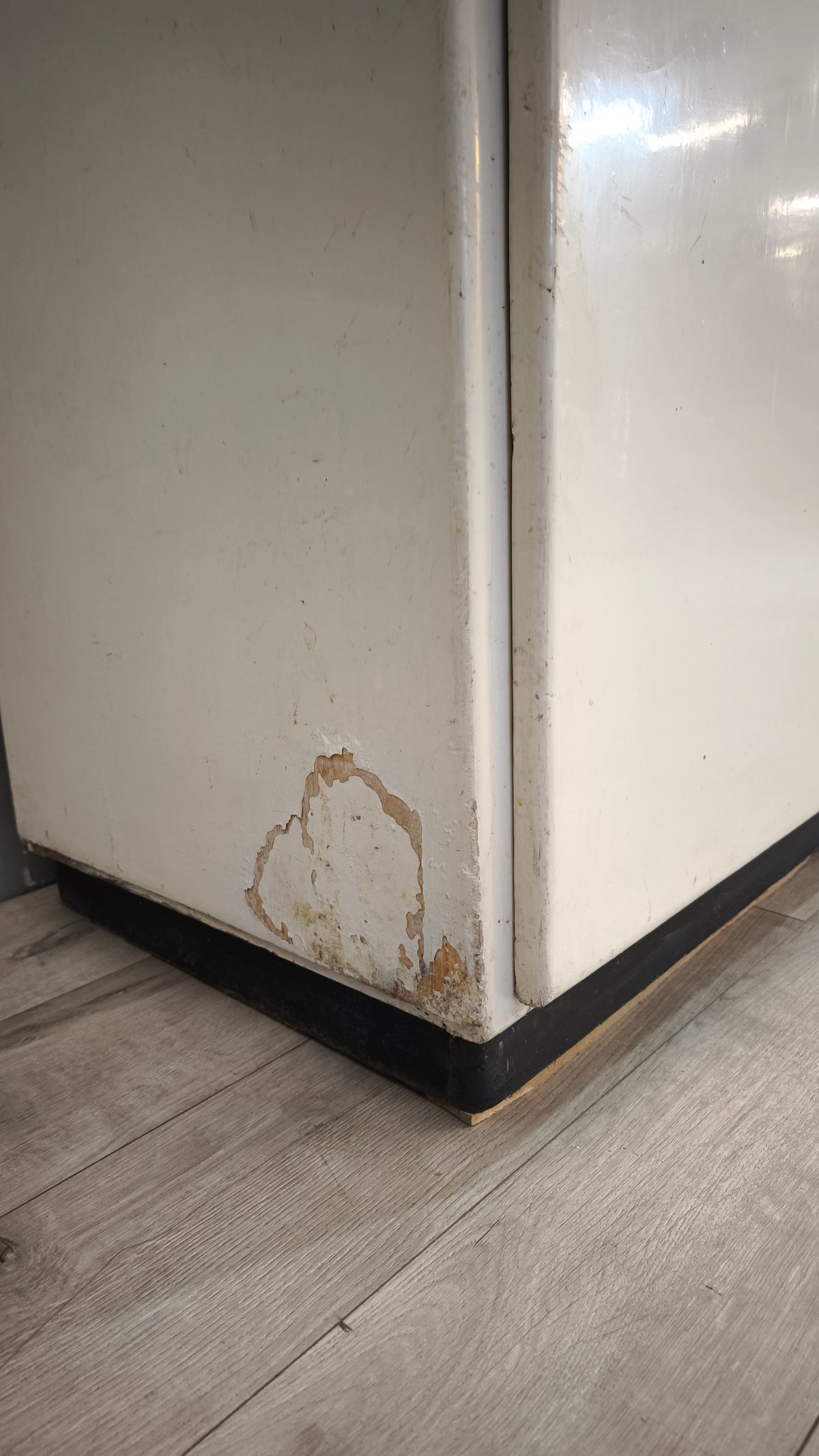 93128 Credenza anni '50 dipinta bianca con uno sportello