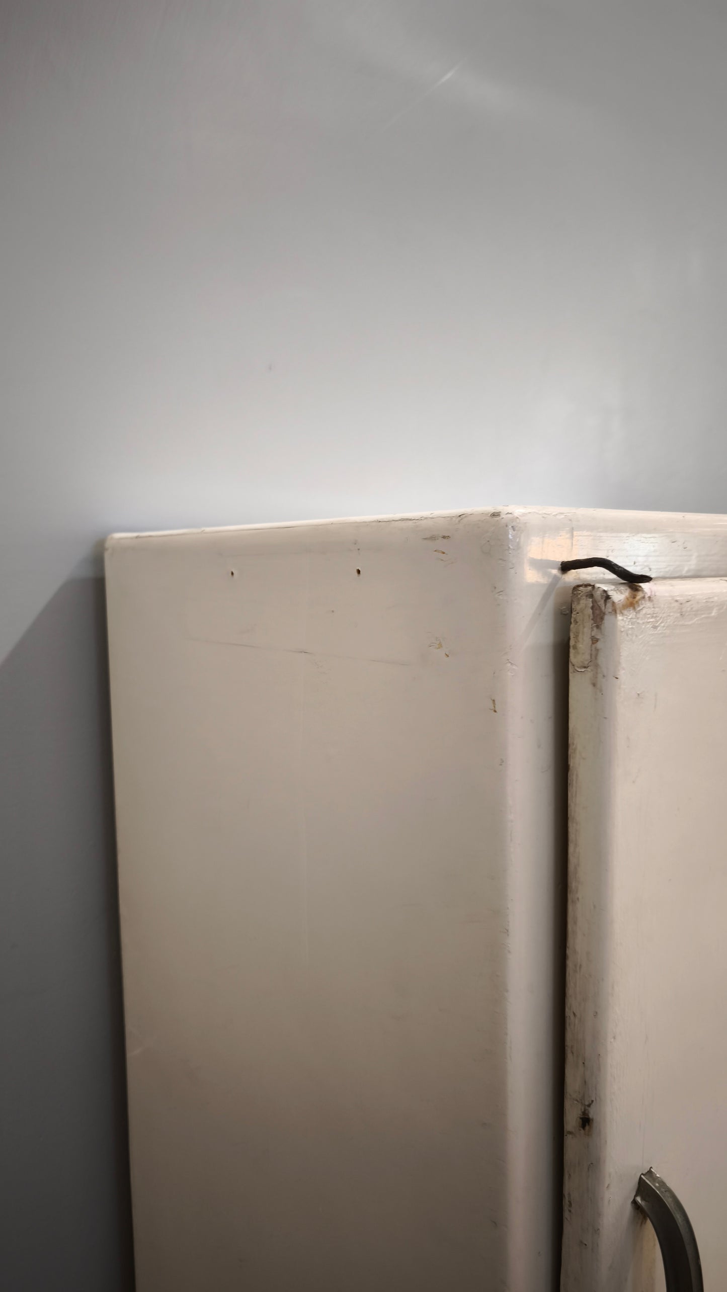 93128 Credenza anni '50 dipinta bianca con uno sportello