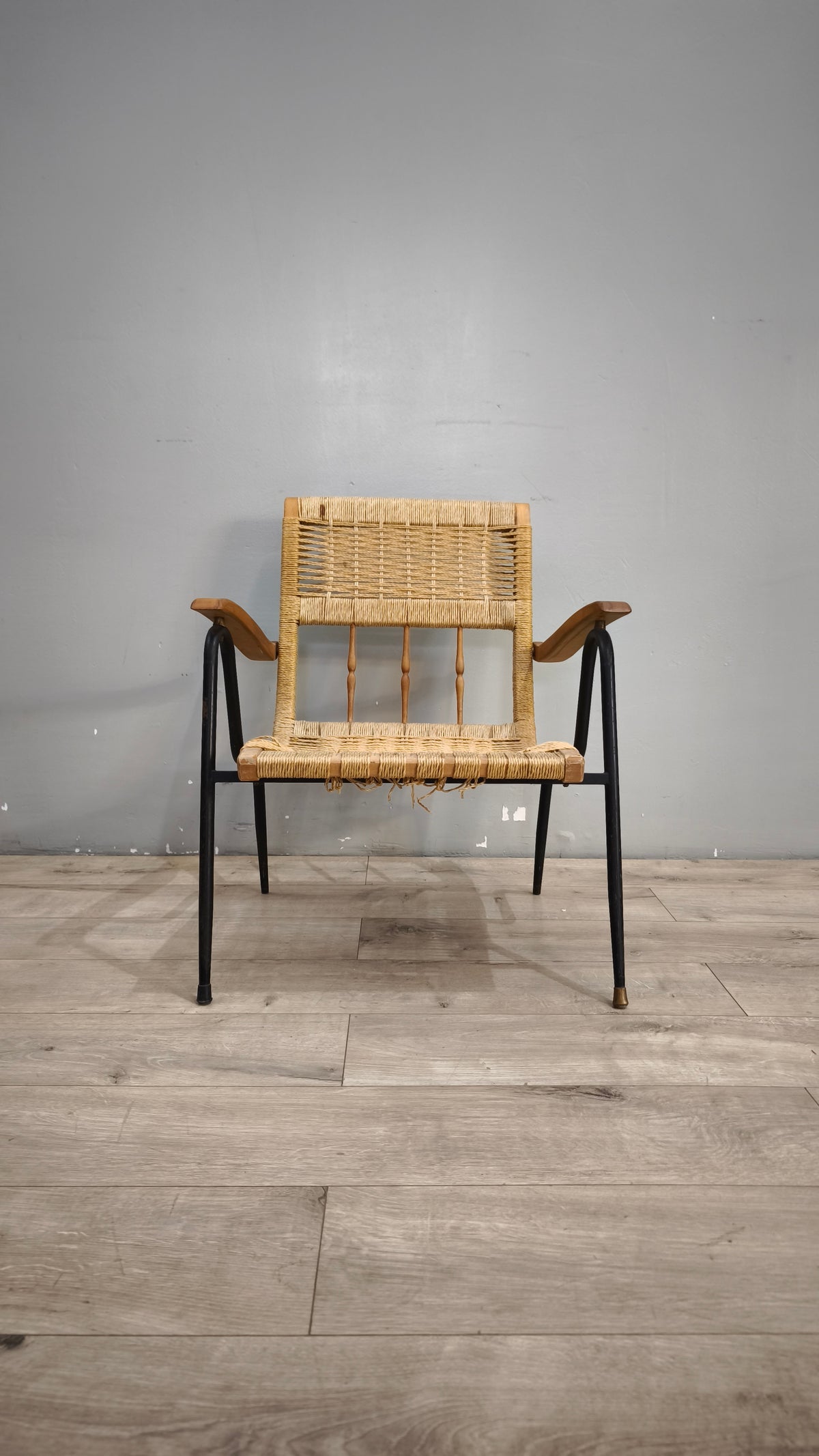93135 Poltroncina con struttura in ferro e seduta in legno e corda