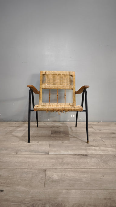 93135 Poltroncina con struttura in ferro e seduta in legno e corda