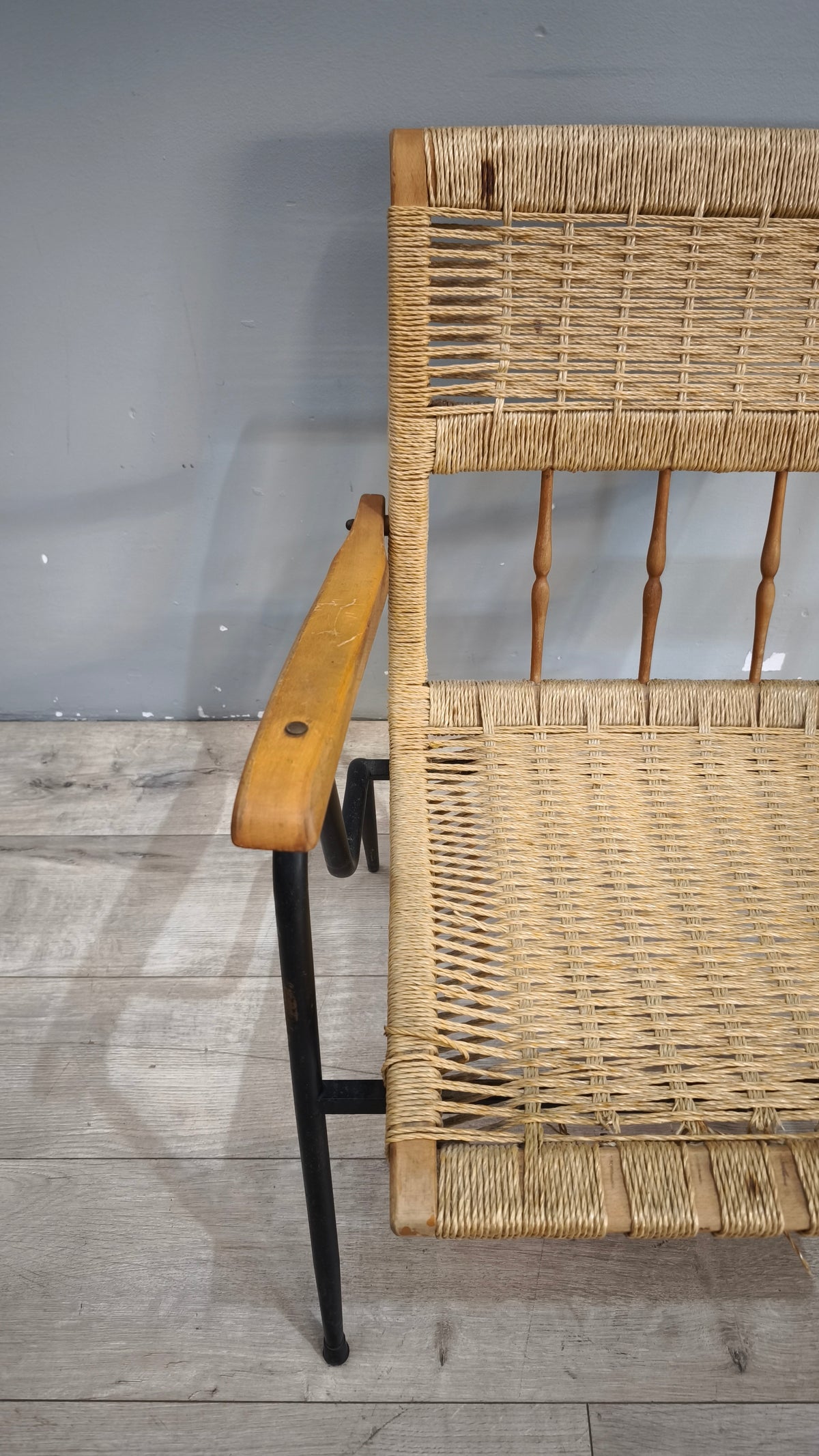 93135 Poltroncina con struttura in ferro e seduta in legno e corda