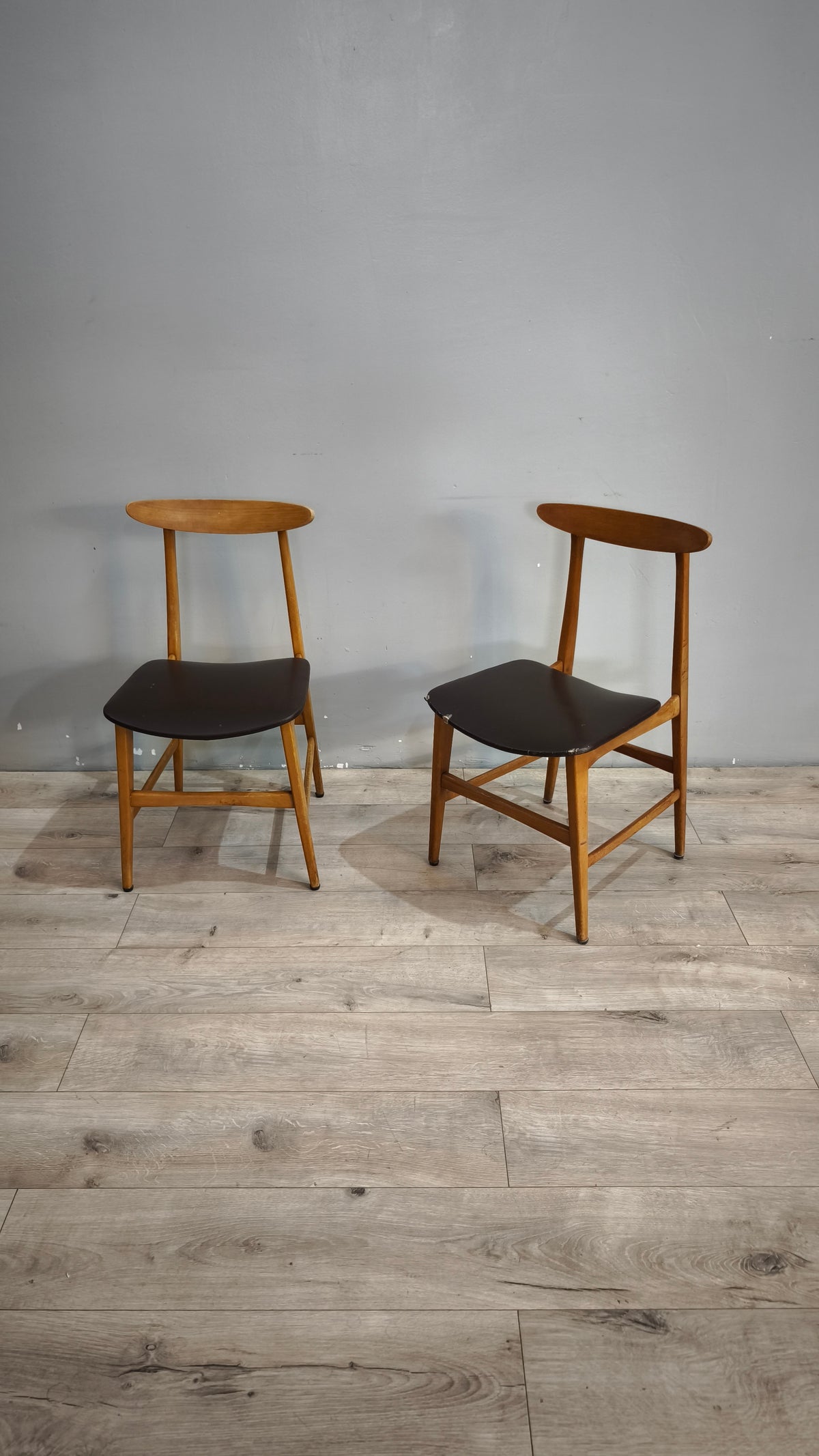 93142 Sedia nordica in legno con seduta nera