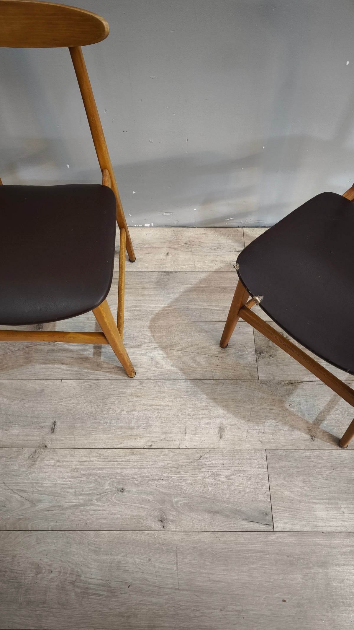 93142-2 Sedia nordica in legno con seduta nera