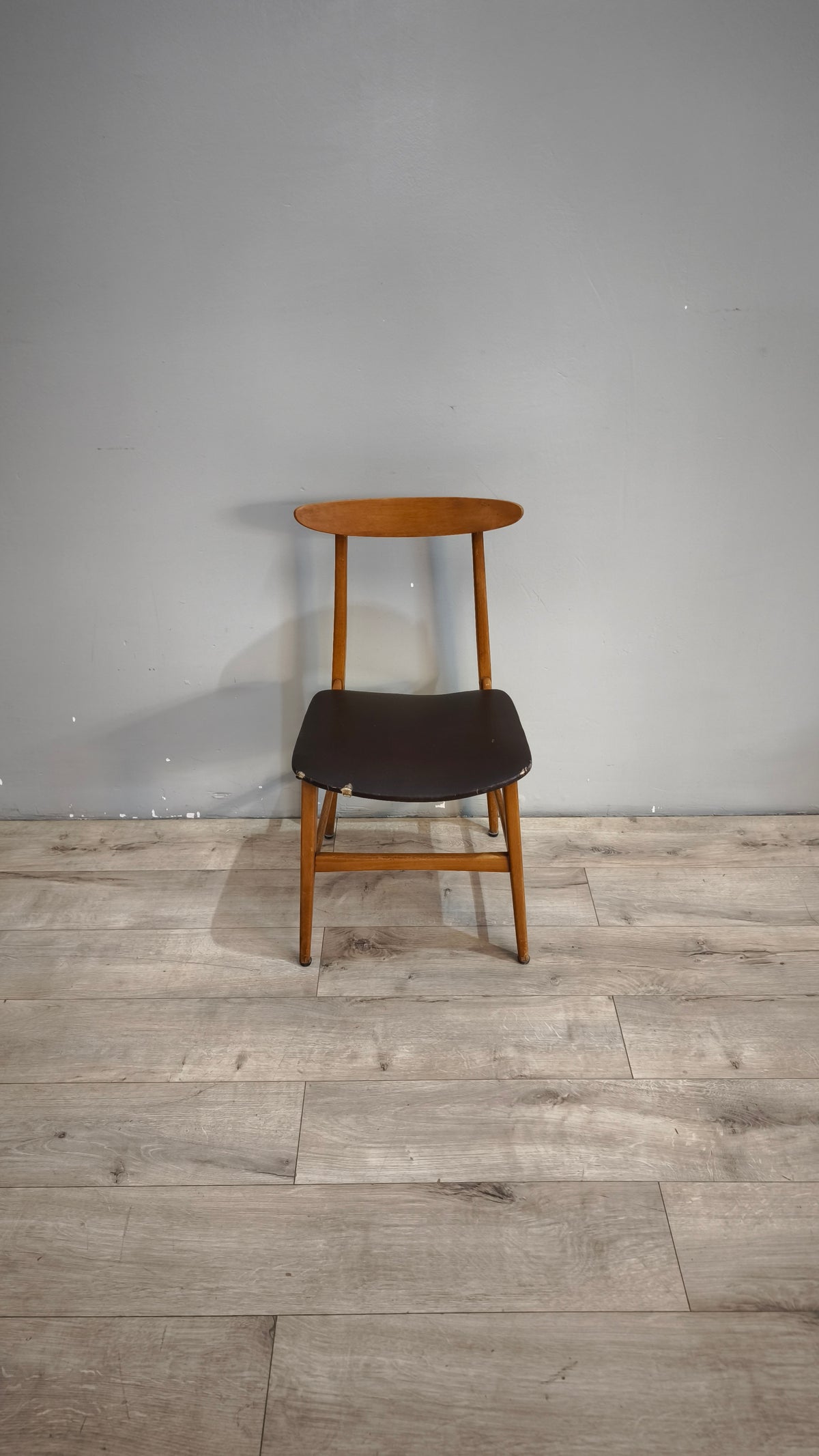 93142 Sedia nordica in legno con seduta nera