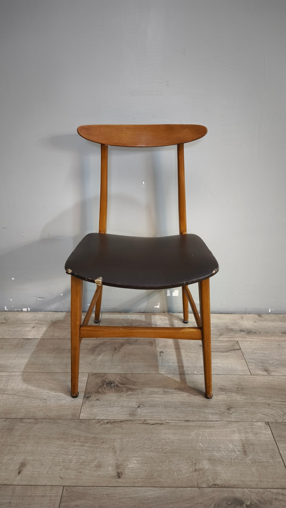 93142 Sedia nordica in legno con seduta nera