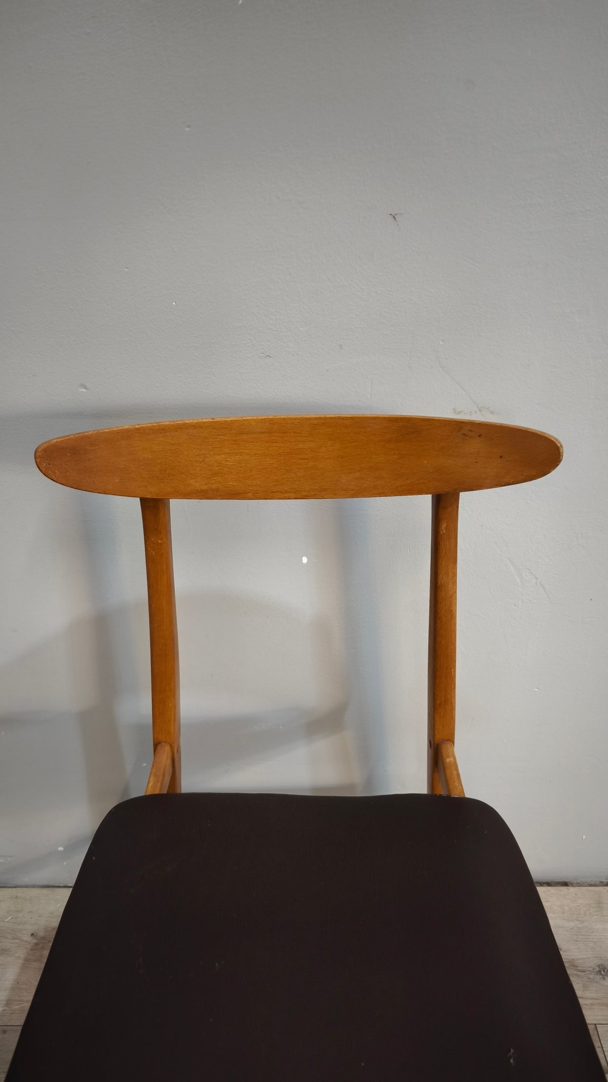 93142 Sedia nordica in legno con seduta nera
