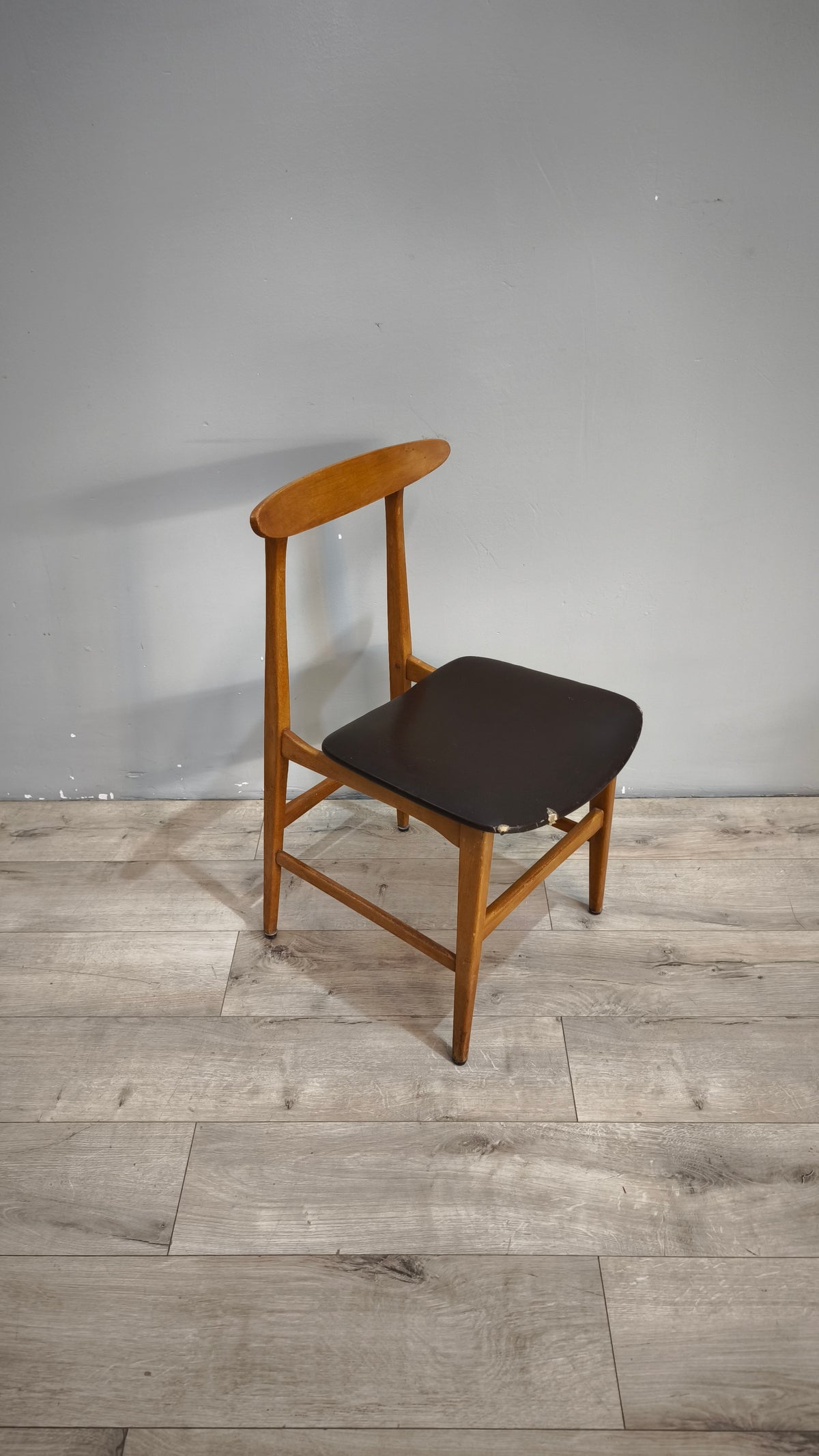 93142 Sedia nordica in legno con seduta nera