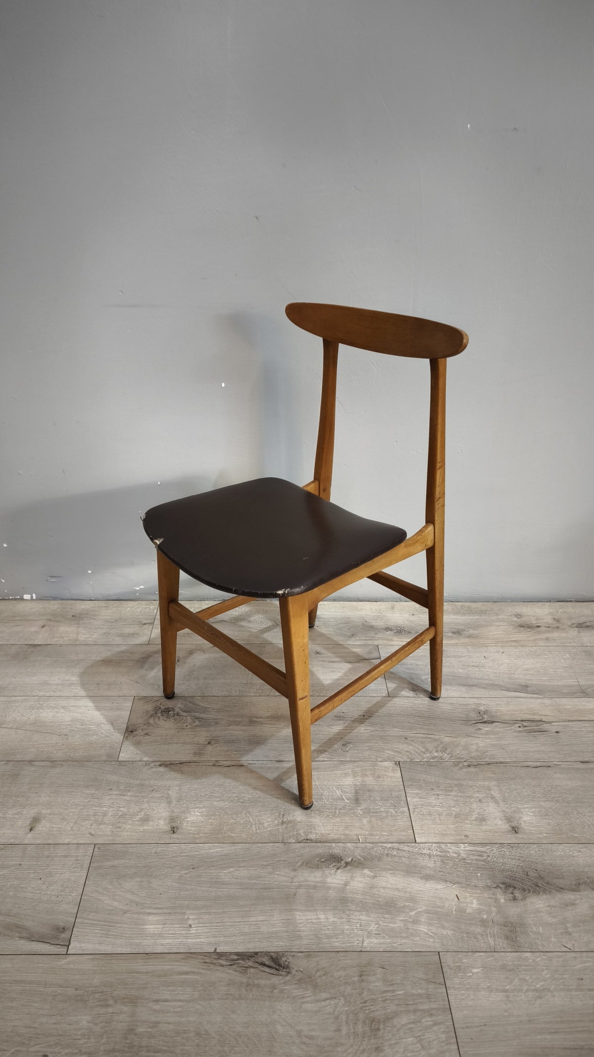 93142 Sedia nordica in legno con seduta nera