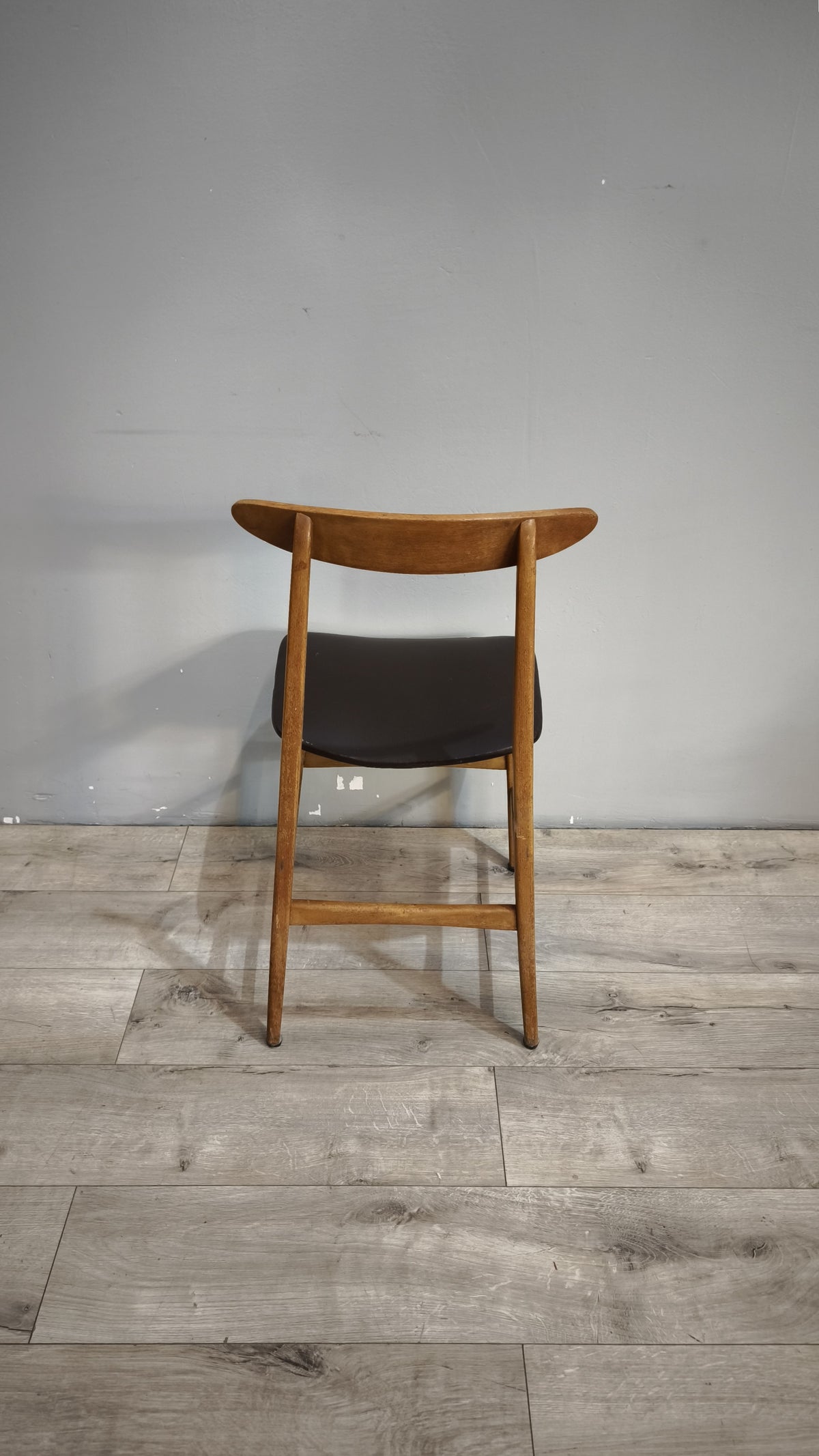 93142 Sedia nordica in legno con seduta nera