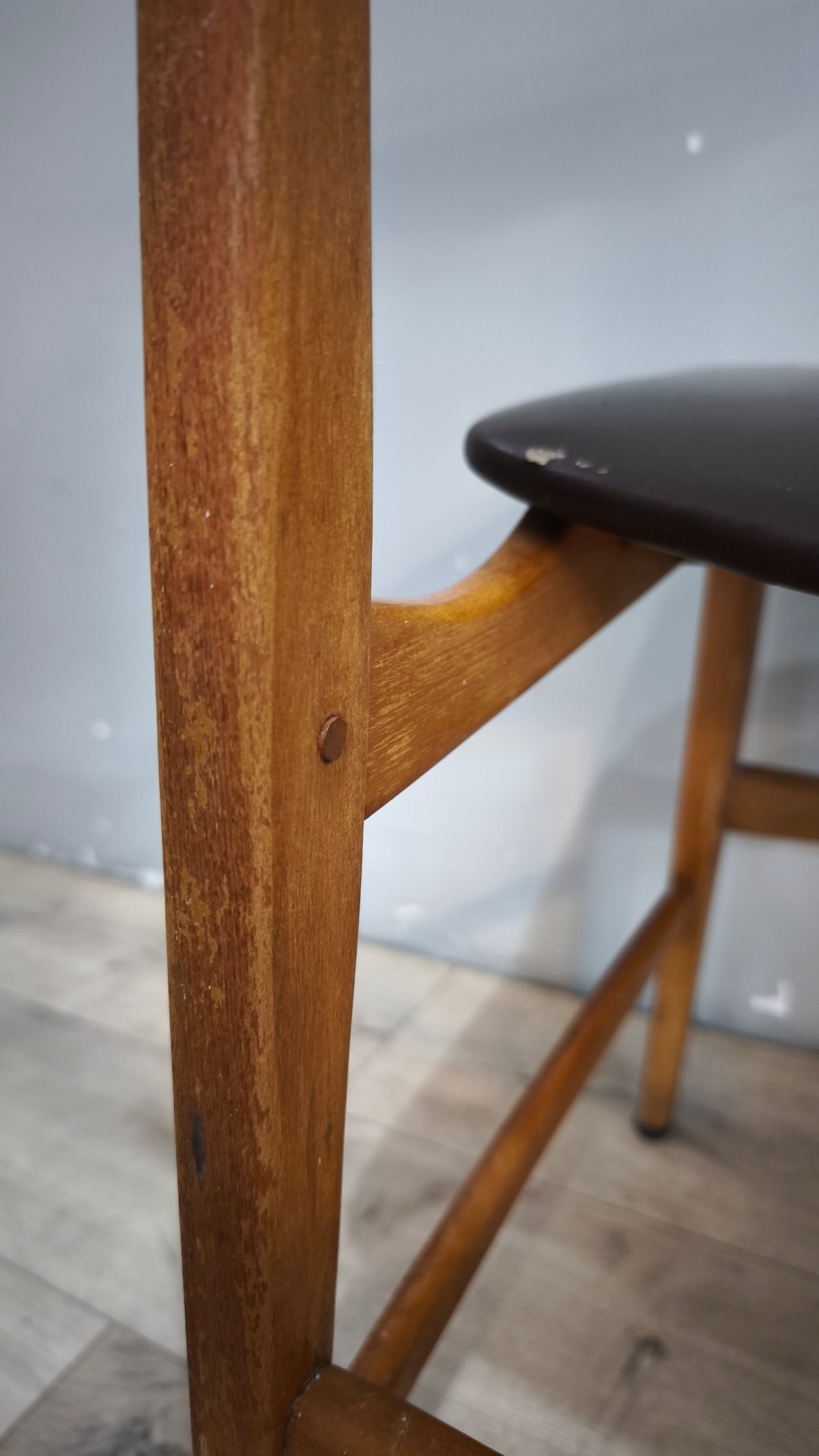 93142 Sedia nordica in legno con seduta nera